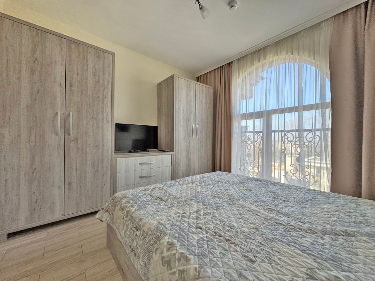 2-Zimmer-Wohnung mit Blick auf den Pool im exklusiven Komplex Cascadas 15 in Sonnenstrand, Bulgarien