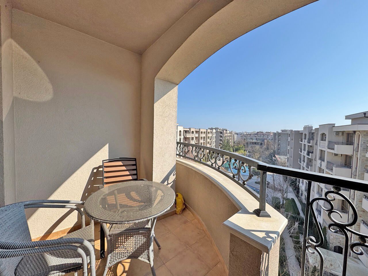 2-Zimmer-Wohnung mit Blick auf den Pool im exklusiven Komplex Cascadas 15 in Sonnenstrand, Bulgarien