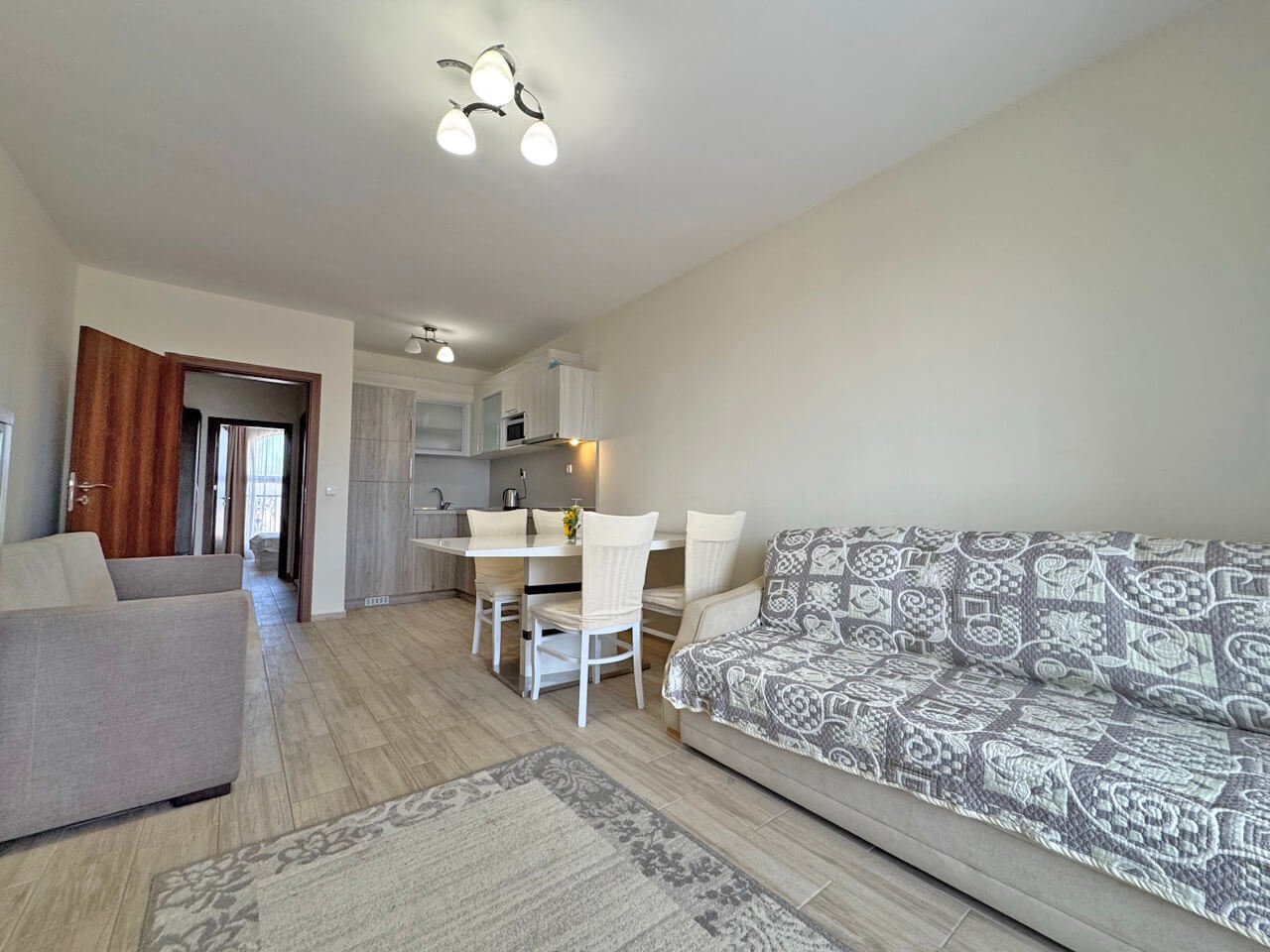 2-Zimmer-Wohnung mit Blick auf den Pool im exklusiven Komplex Cascadas 15 in Sonnenstrand, Bulgarien