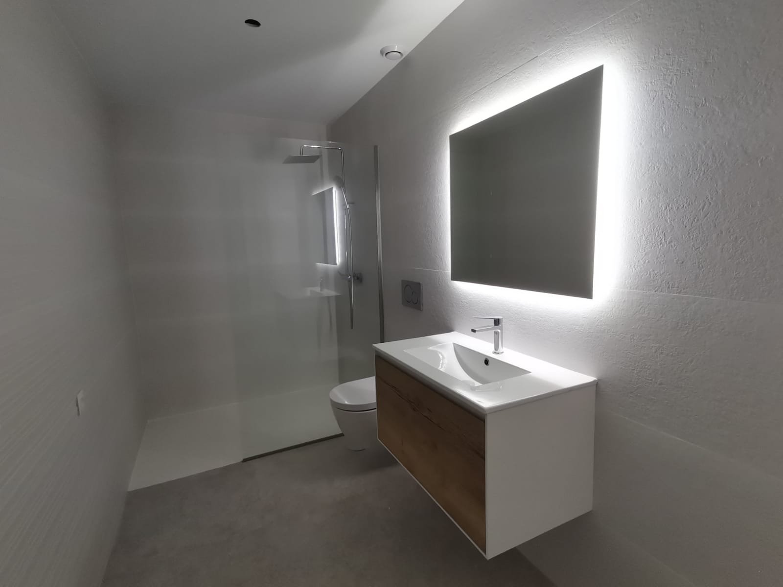 Exklusive Erdgeschosswohnungen, 1 km vom Meer entfernt und mit Gemeinschaftspool, Torrevieja