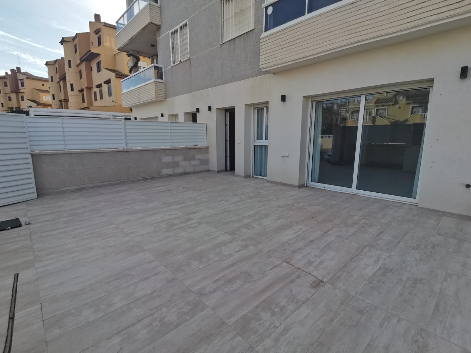 Exklusive Erdgeschosswohnungen, 1 km vom Meer entfernt und mit Gemeinschaftspool, Torrevieja