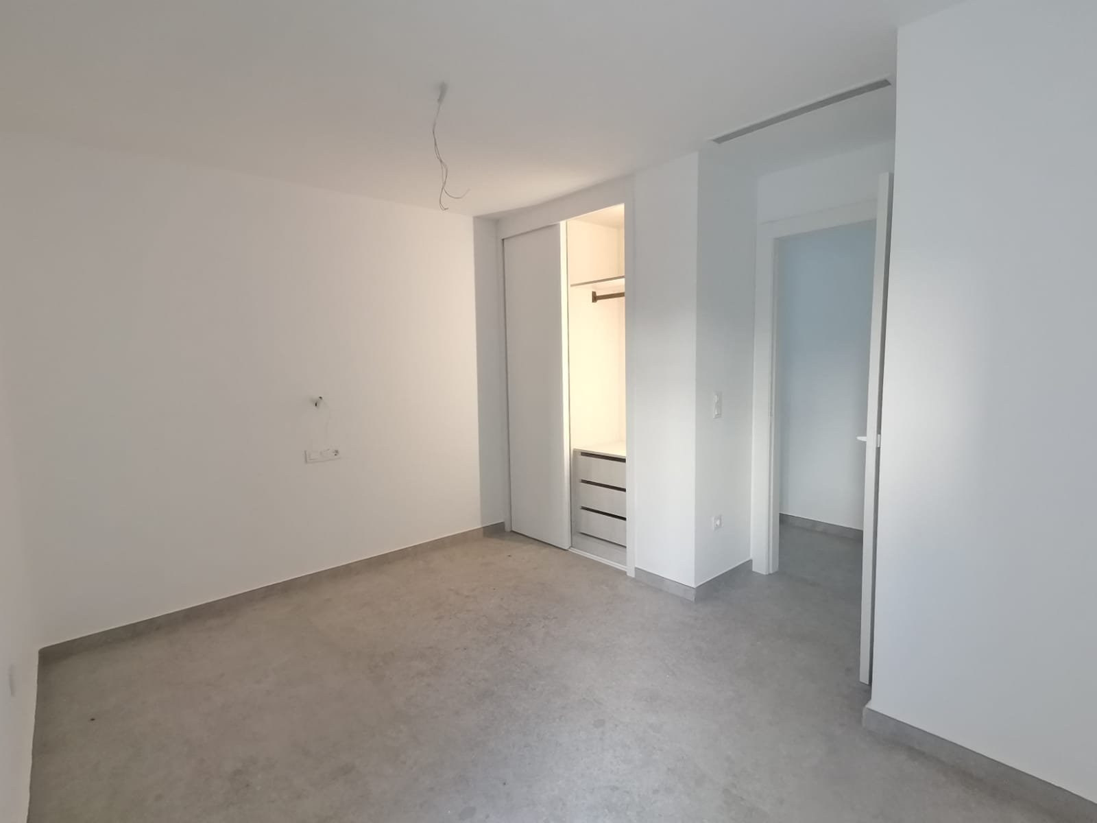 Exklusive Erdgeschosswohnungen, 1 km vom Meer entfernt und mit Gemeinschaftspool, Torrevieja