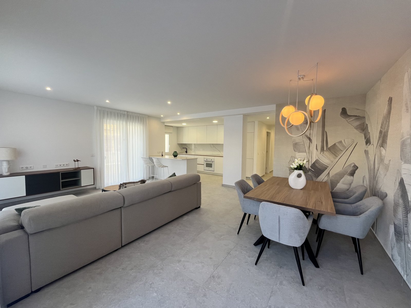 Exklusive Erdgeschosswohnungen, 1 km vom Meer entfernt und mit Gemeinschaftspool, Torrevieja