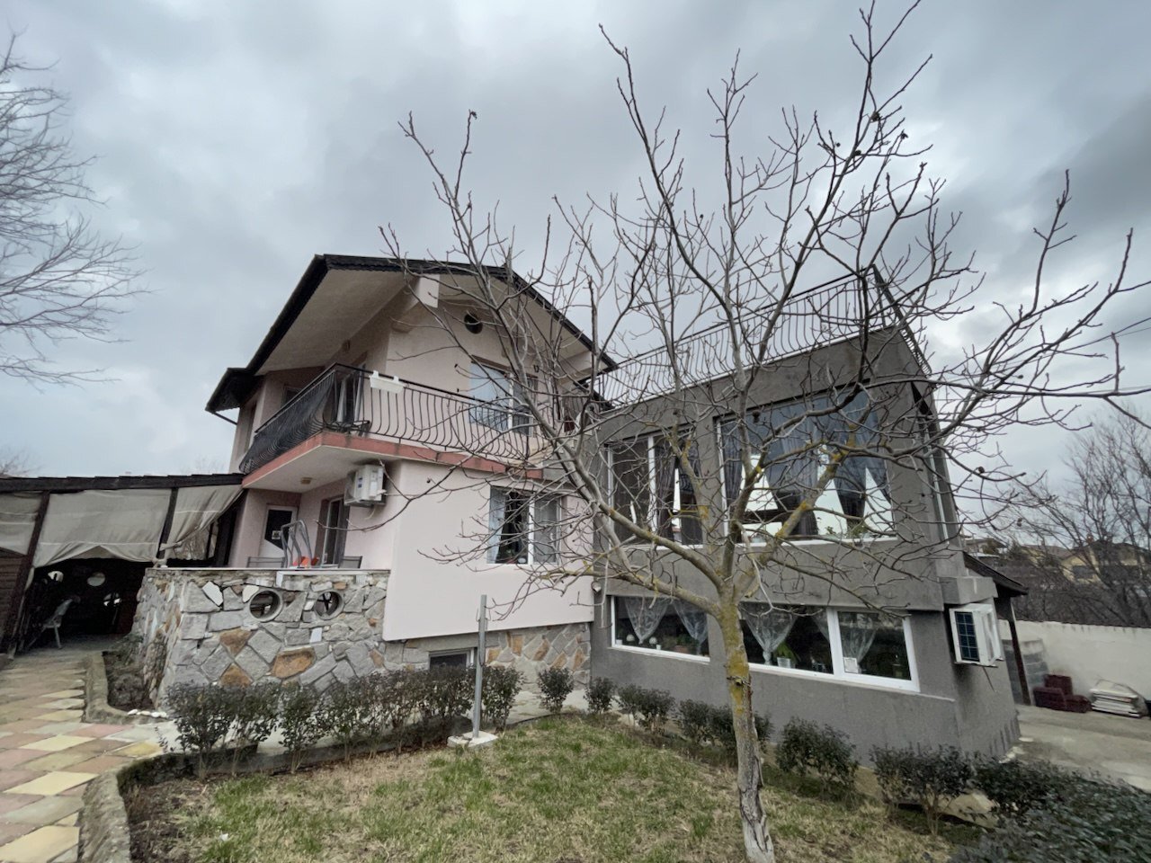 Exclusives Haus mit Wintergarten und Fitnessraum im Dorf Tvarditsa Bulgarien