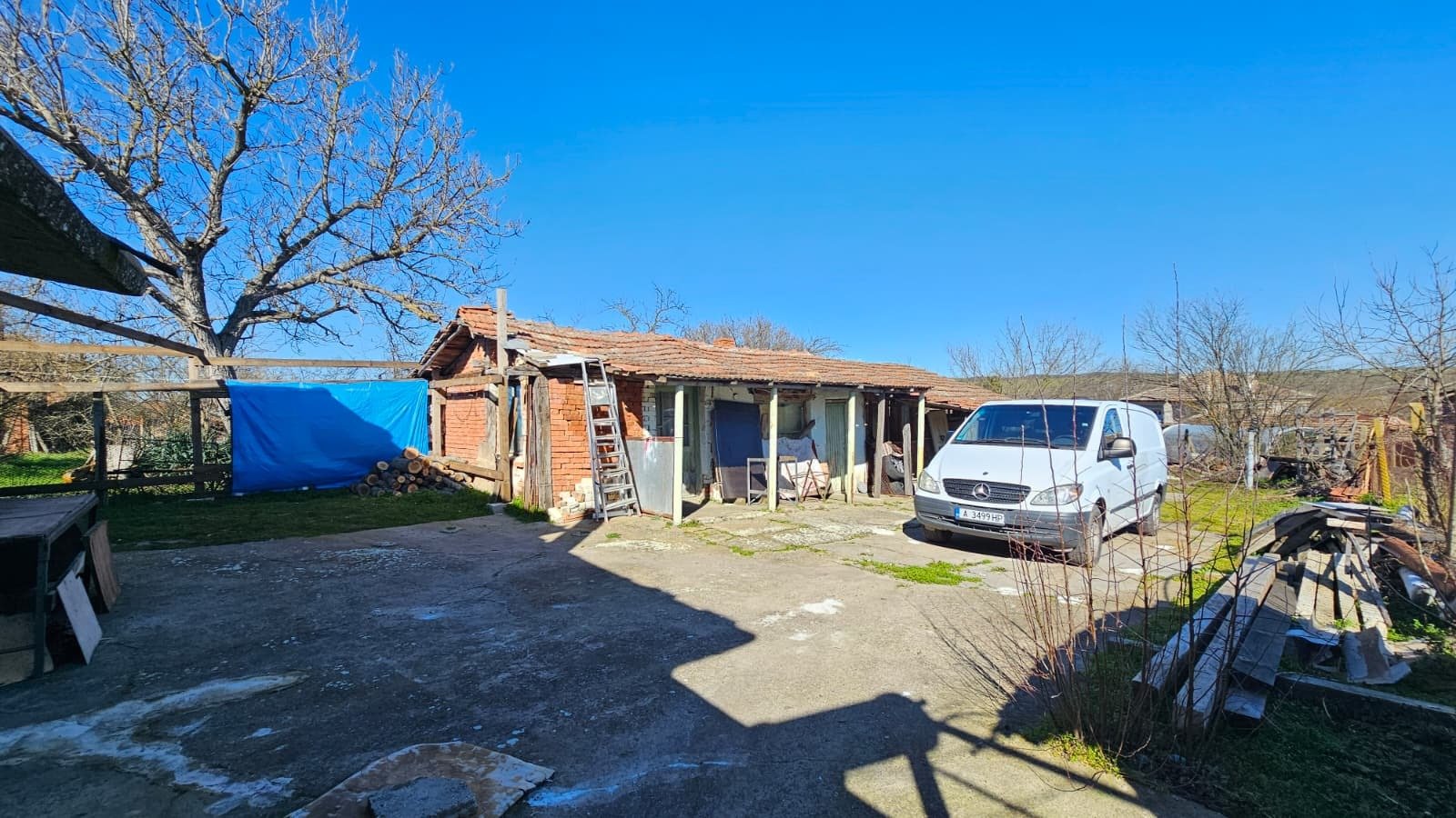 Haus mit Nebengebäude im Dorf Dyulevo Bulgarien