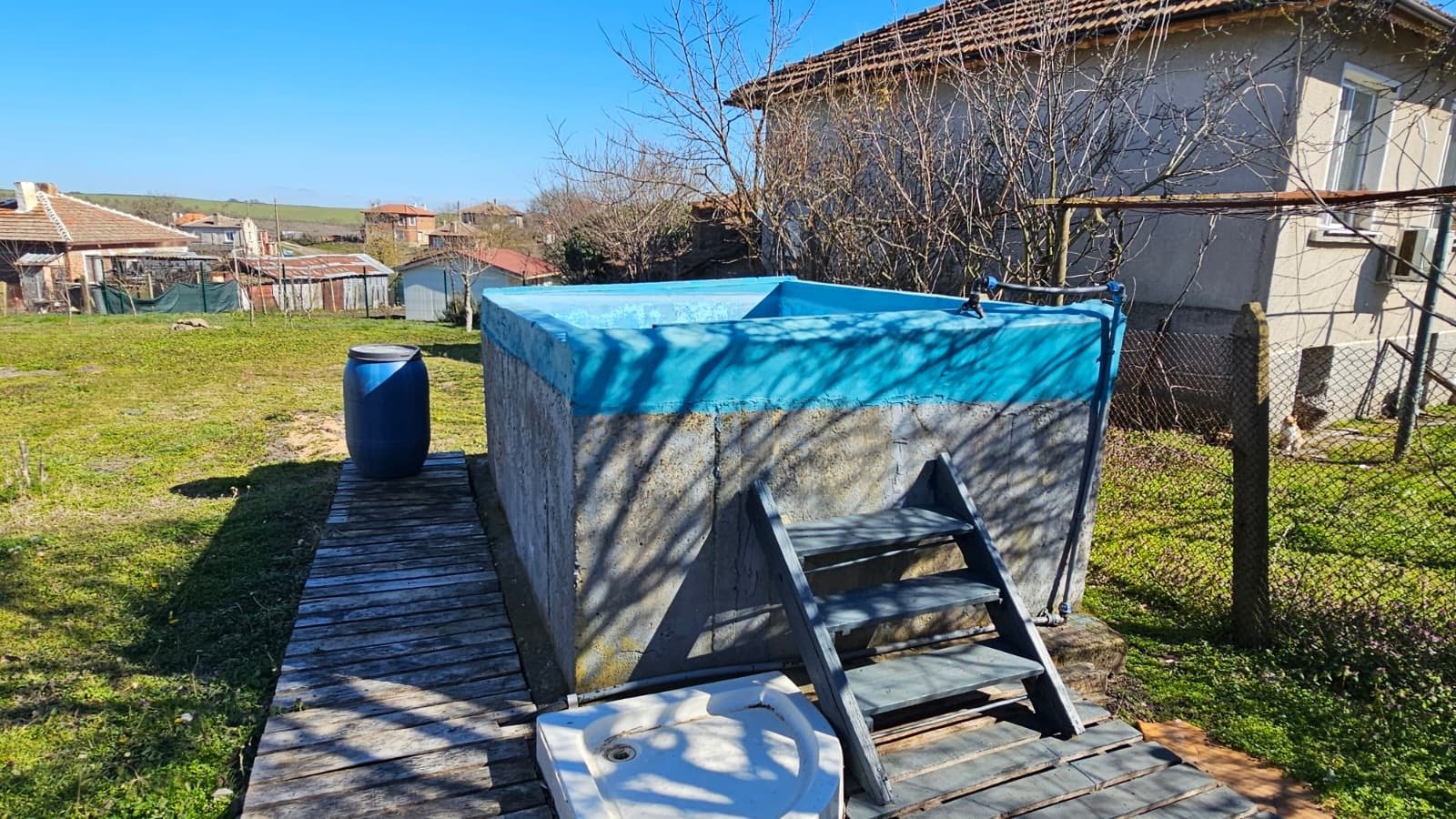 Haus mit Nebengebäude im Dorf Dyulevo Bulgarien