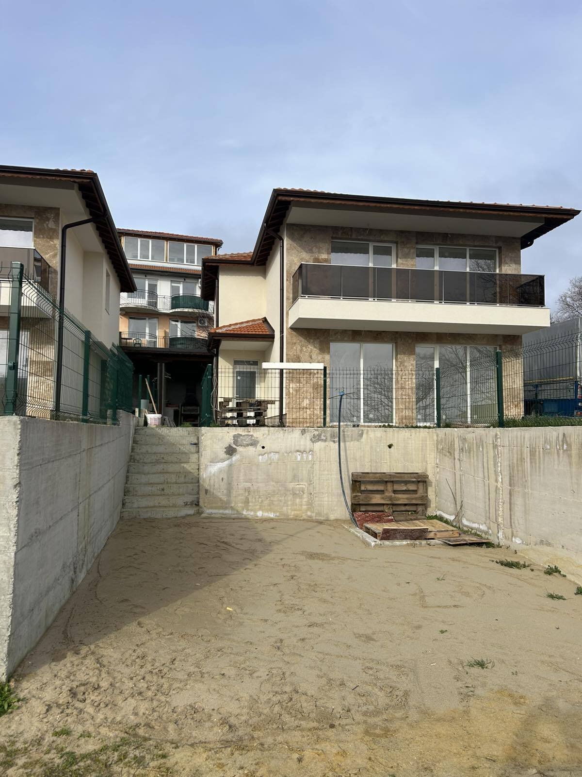 Moderne zweistöckige Neubauvilla mit Garten in Byala – nur wenige Minuten vom Meer entfernt