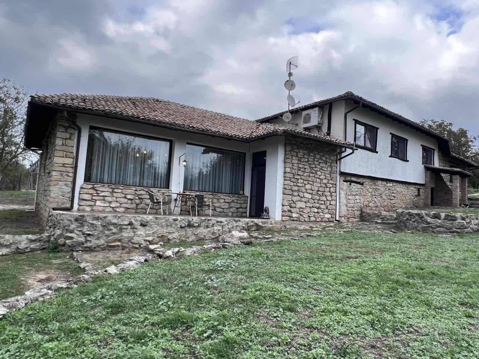 Haupthaus, Gästehaus, Lagergebäude – 1.000 m² im Komplex Avren, Varna.