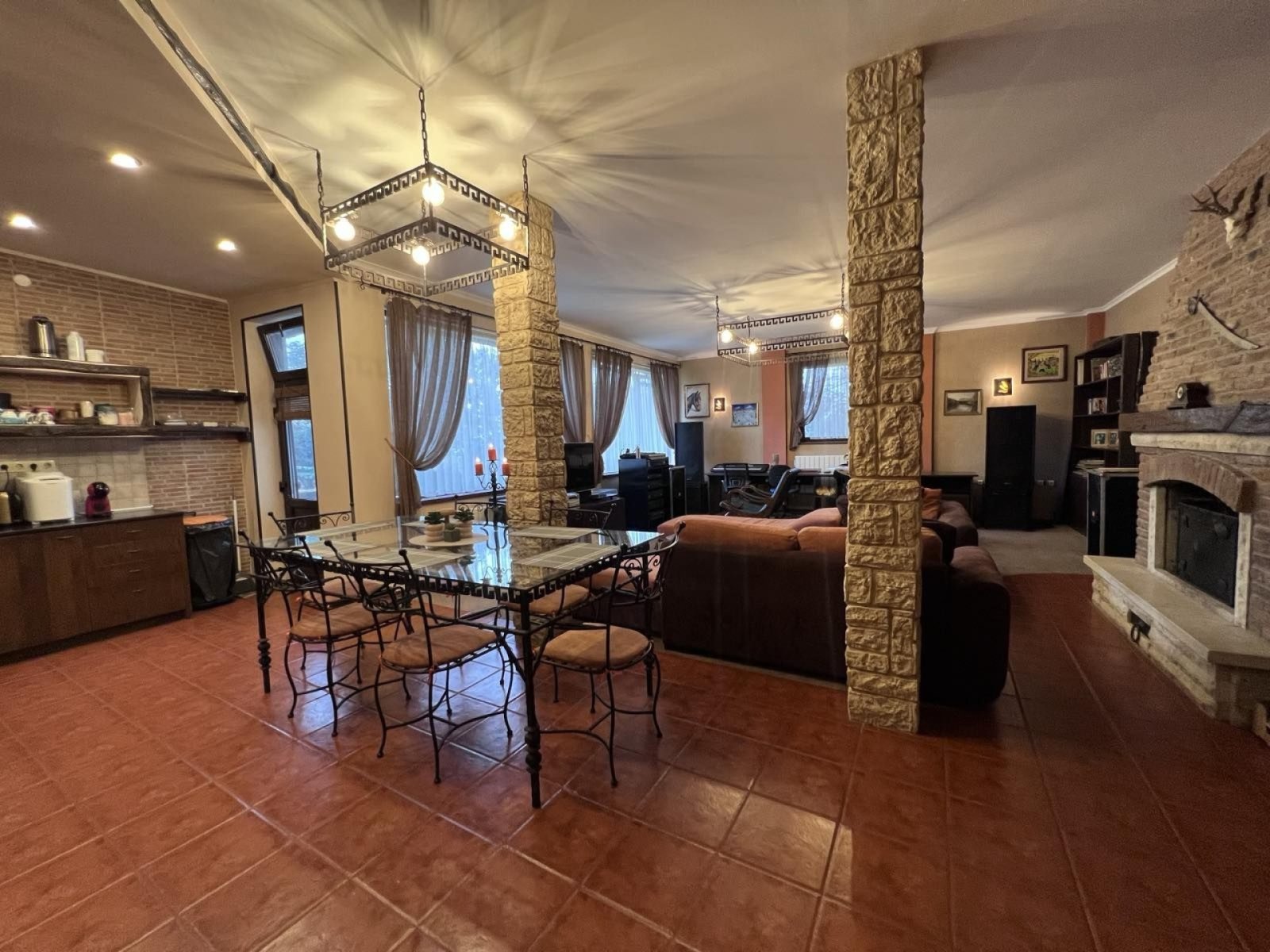 Haupthaus, Gästehaus, Lagergebäude – 1.000 m² im Komplex Avren, Varna.