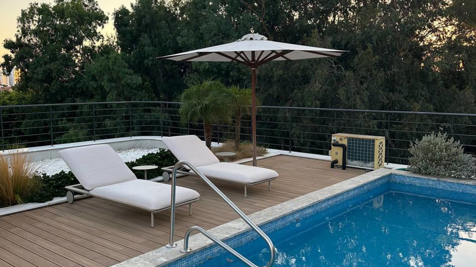 Stilvolles Apartment mit vier Schlafzimmern, nur wenige Schritte vom Strand (Potamos Germasogeia) in Limassol entfernt