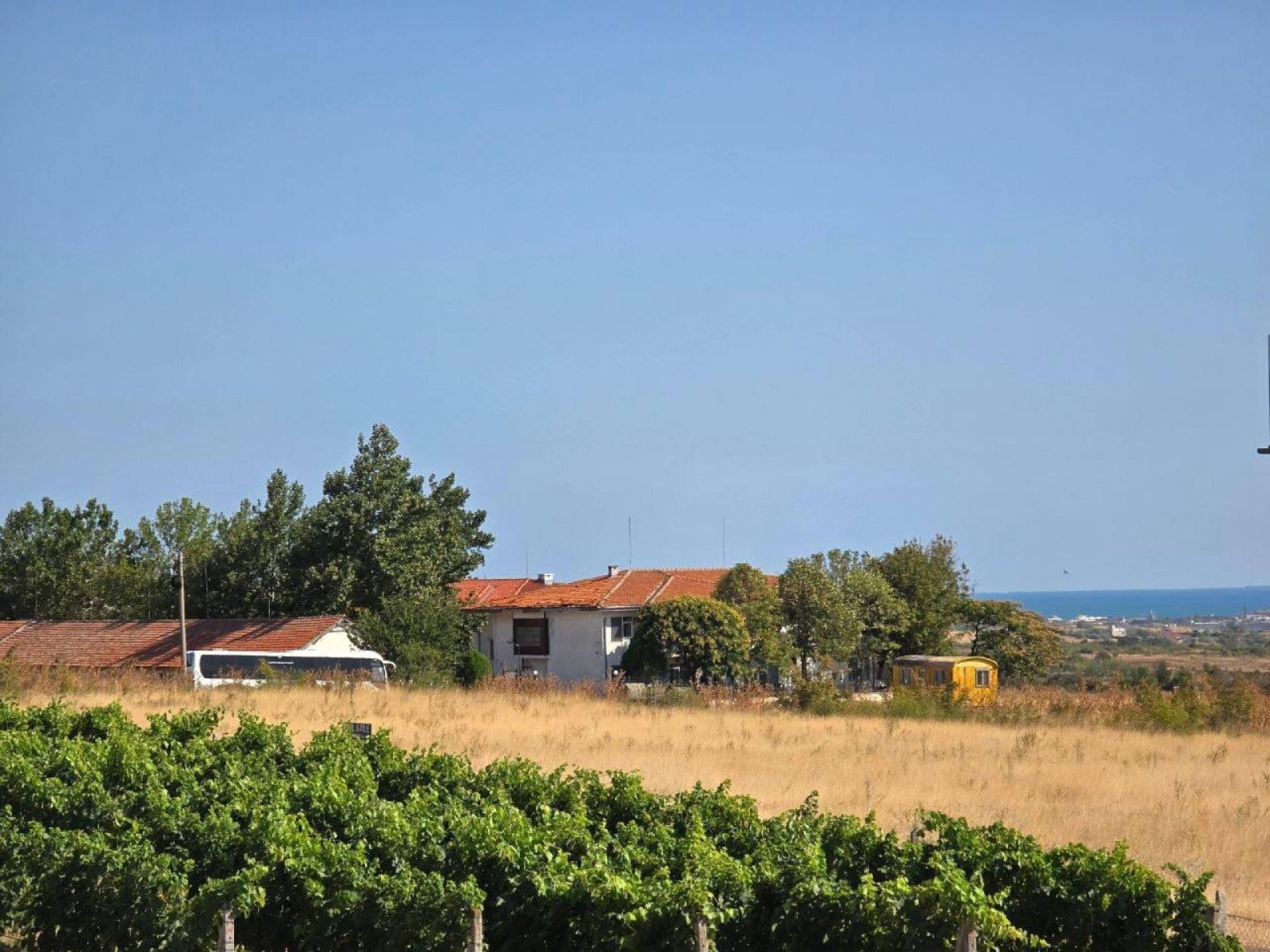6-Zimmer-Haus mit einer Gesamtfläche von 208 m², gelegen im Dorf Kosharitsa an der Schwarzmeerküste Bulgariens.