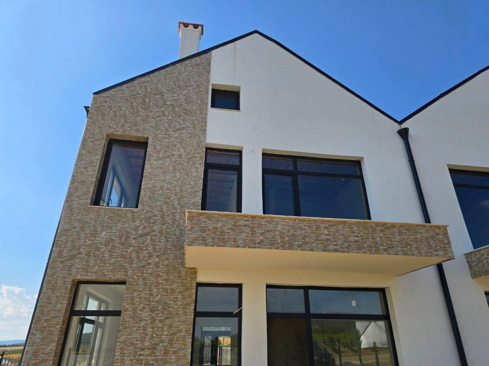 6-Zimmer-Haus mit einer Gesamtfläche von 208 m², gelegen im Dorf Kosharitsa an der Schwarzmeerküste Bulgariens.