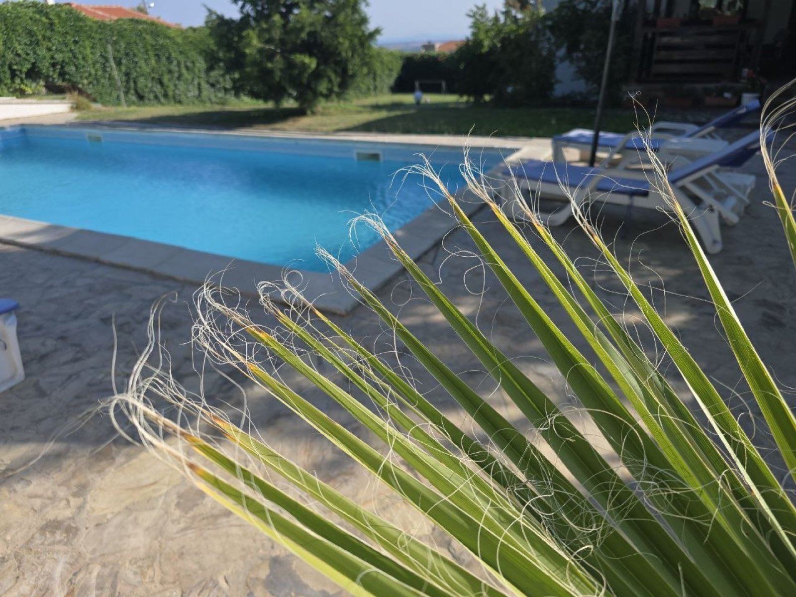 Dreistöckiges Haus mit Panoramablick auf das Meer im Zentrum des Dorfes Kosharitsa – an der bulgarischen Schwarzmeerküste.