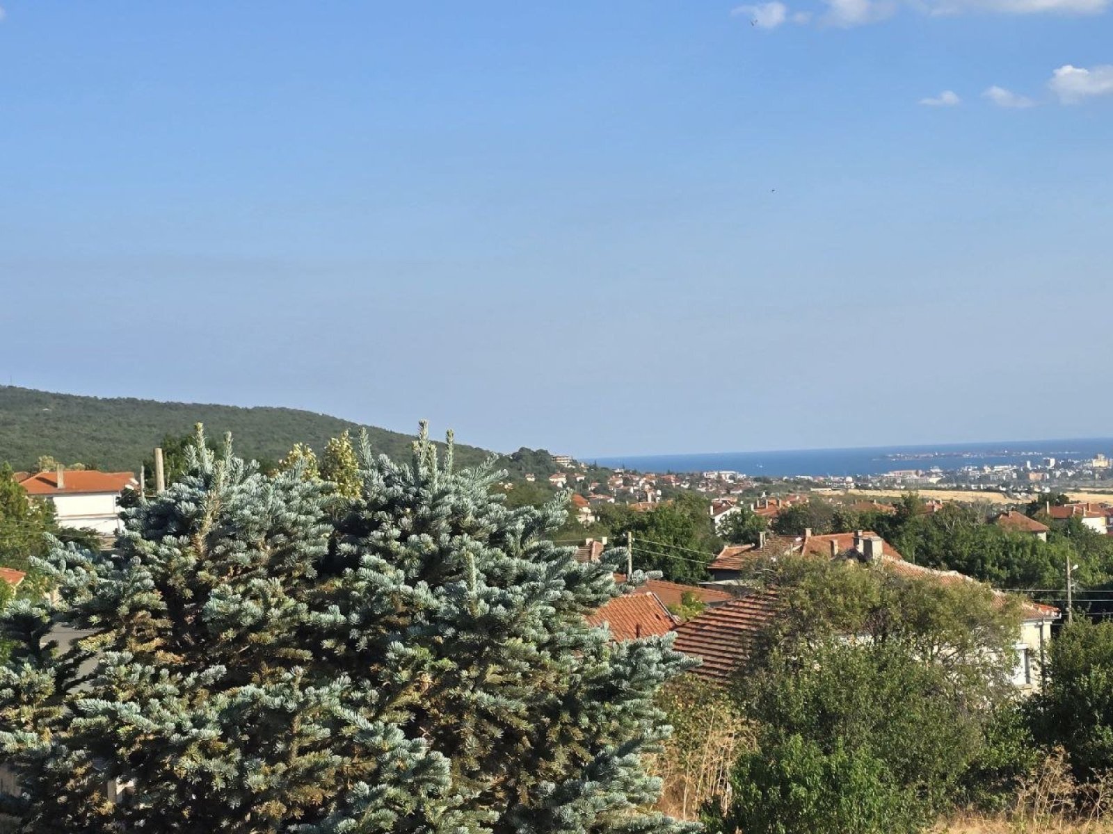 Dreistöckiges Haus mit Panoramablick auf das Meer im Zentrum des Dorfes Kosharitsa – an der bulgarischen Schwarzmeerküste.