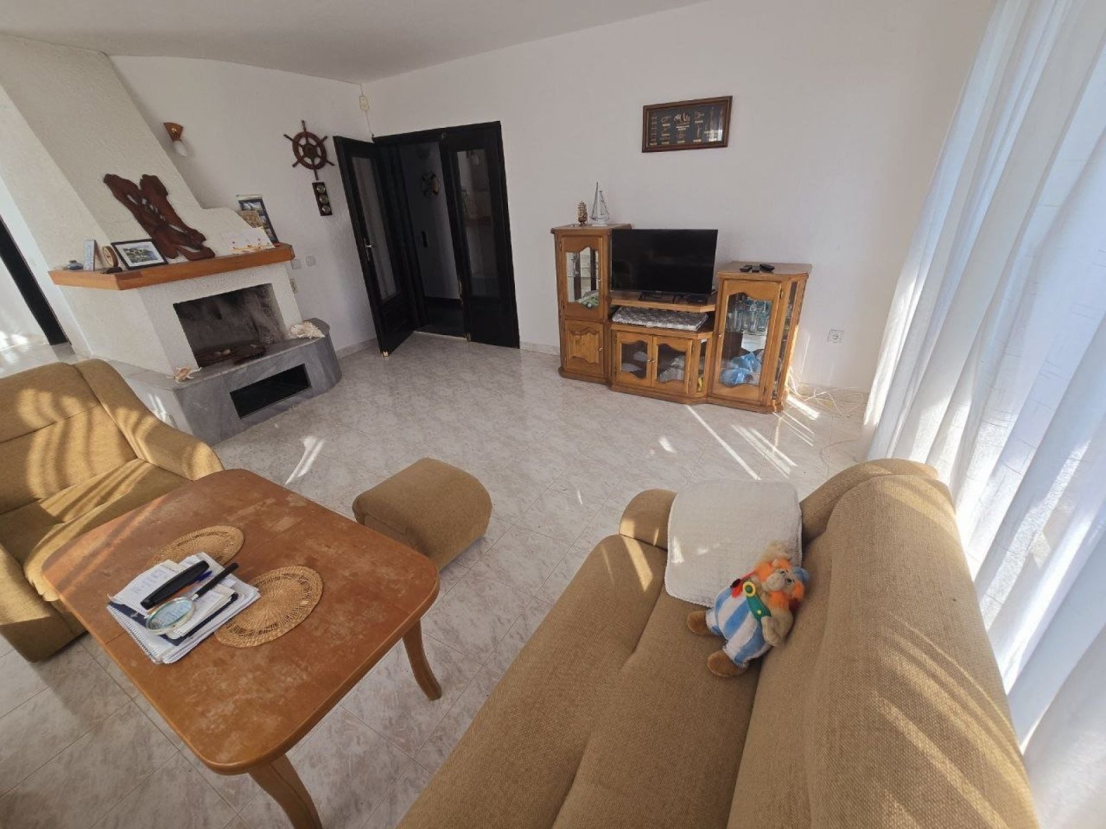 Dreistöckiges Haus mit Panoramablick auf das Meer im Zentrum des Dorfes Kosharitsa – an der bulgarischen Schwarzmeerküste.