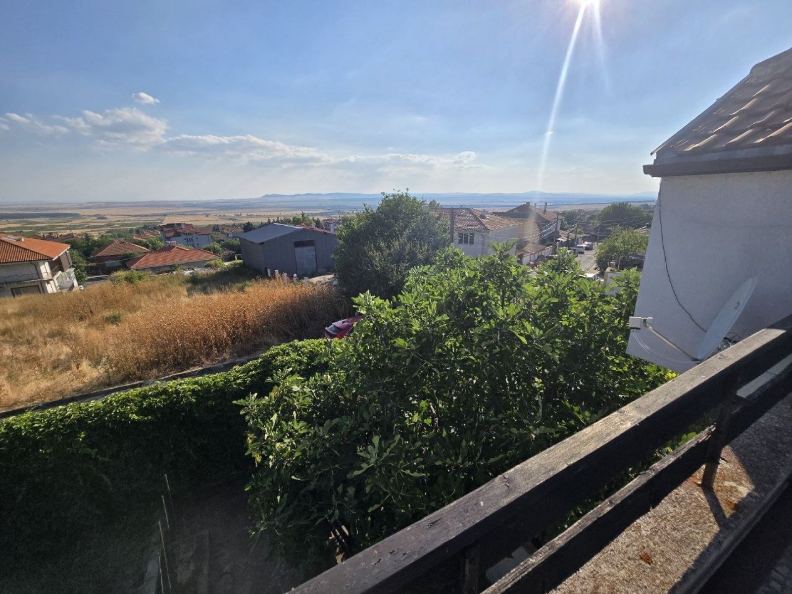 Dreistöckiges Haus mit Panoramablick auf das Meer im Zentrum des Dorfes Kosharitsa – an der bulgarischen Schwarzmeerküste.