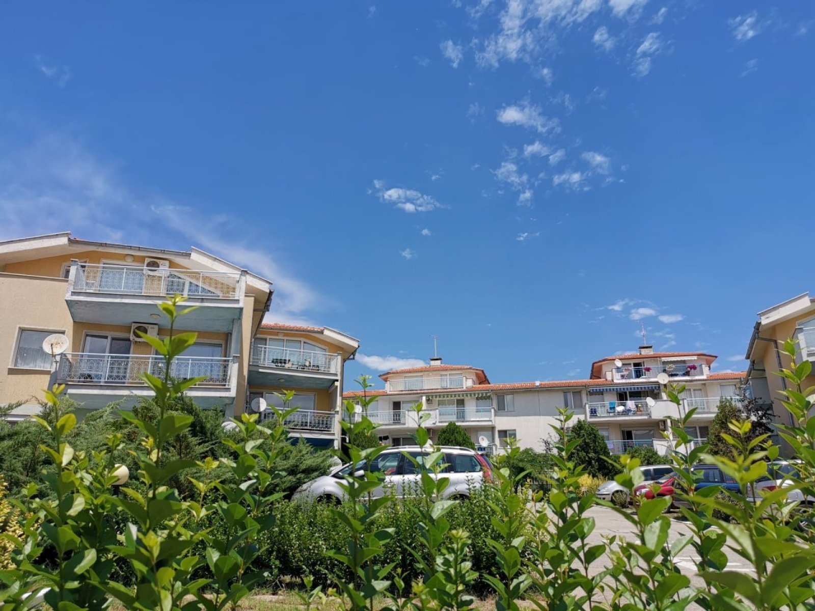 Dreizimmerwohnung mit 2 verglasten Terrassen und eigenem Rosengarten in Sweti Wlas, Bulgarien.“