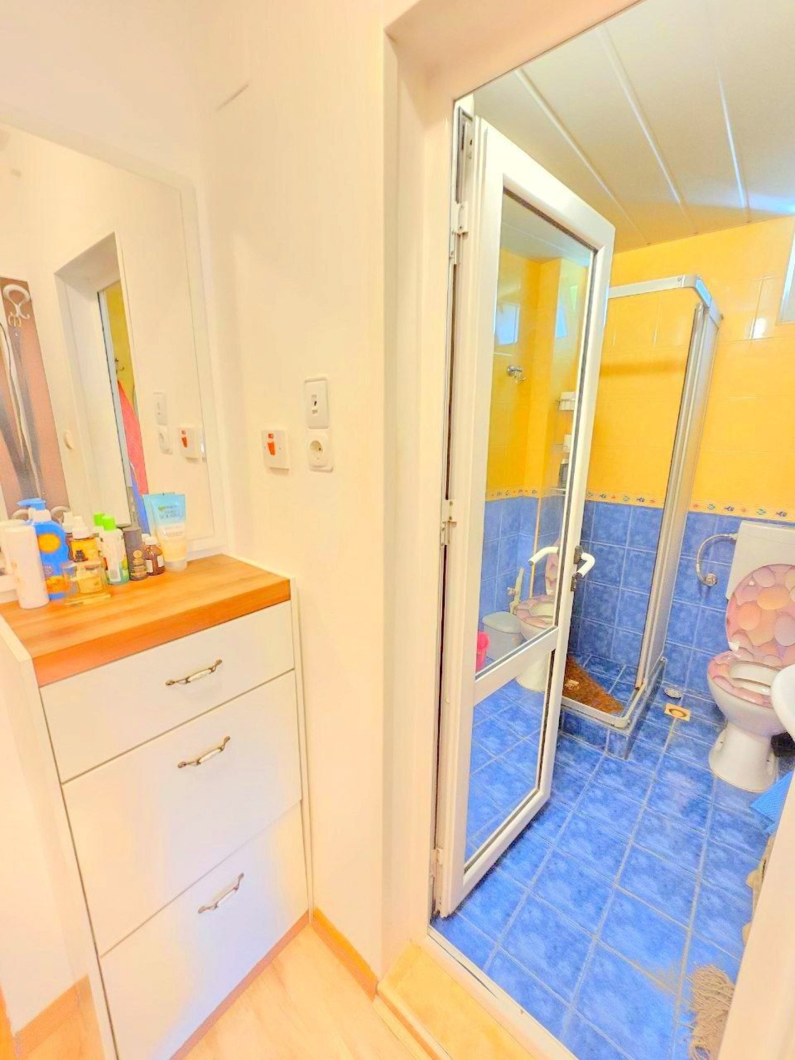 Dreizimmerwohnung mit 2 verglasten Terrassen und eigenem Rosengarten in Sweti Wlas, Bulgarien.“