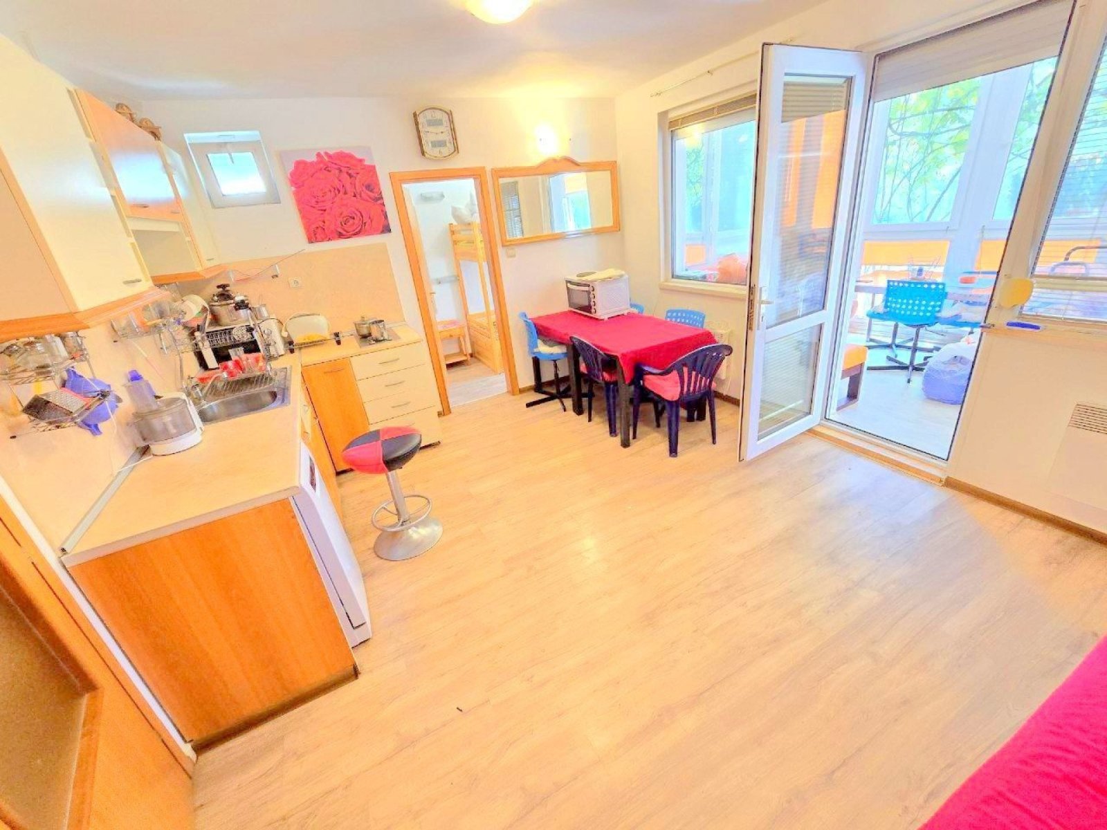 Dreizimmerwohnung mit 2 verglasten Terrassen und eigenem Rosengarten in Sweti Wlas, Bulgarien.“