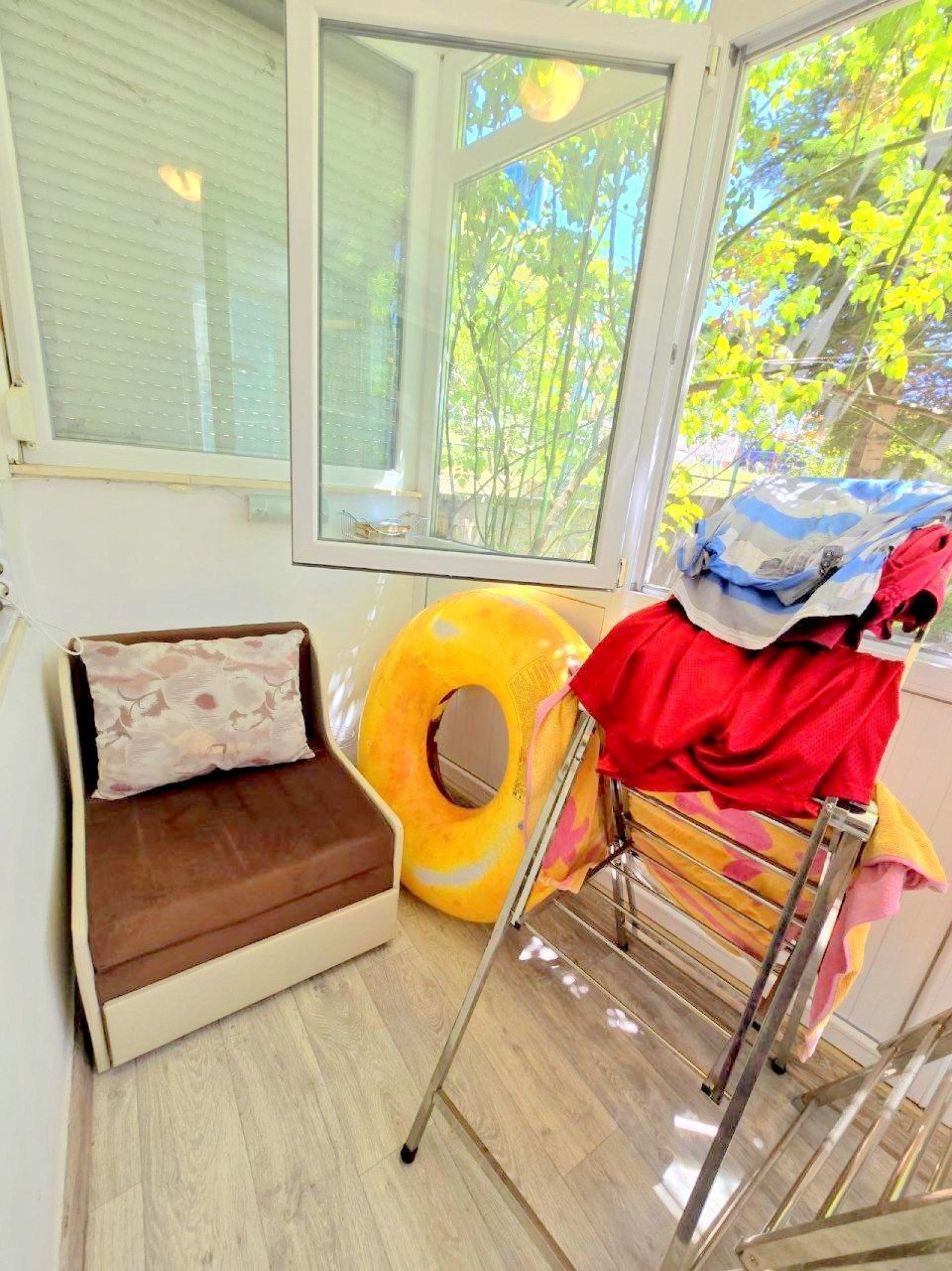 Dreizimmerwohnung mit 2 verglasten Terrassen und eigenem Rosengarten in Sweti Wlas, Bulgarien.“