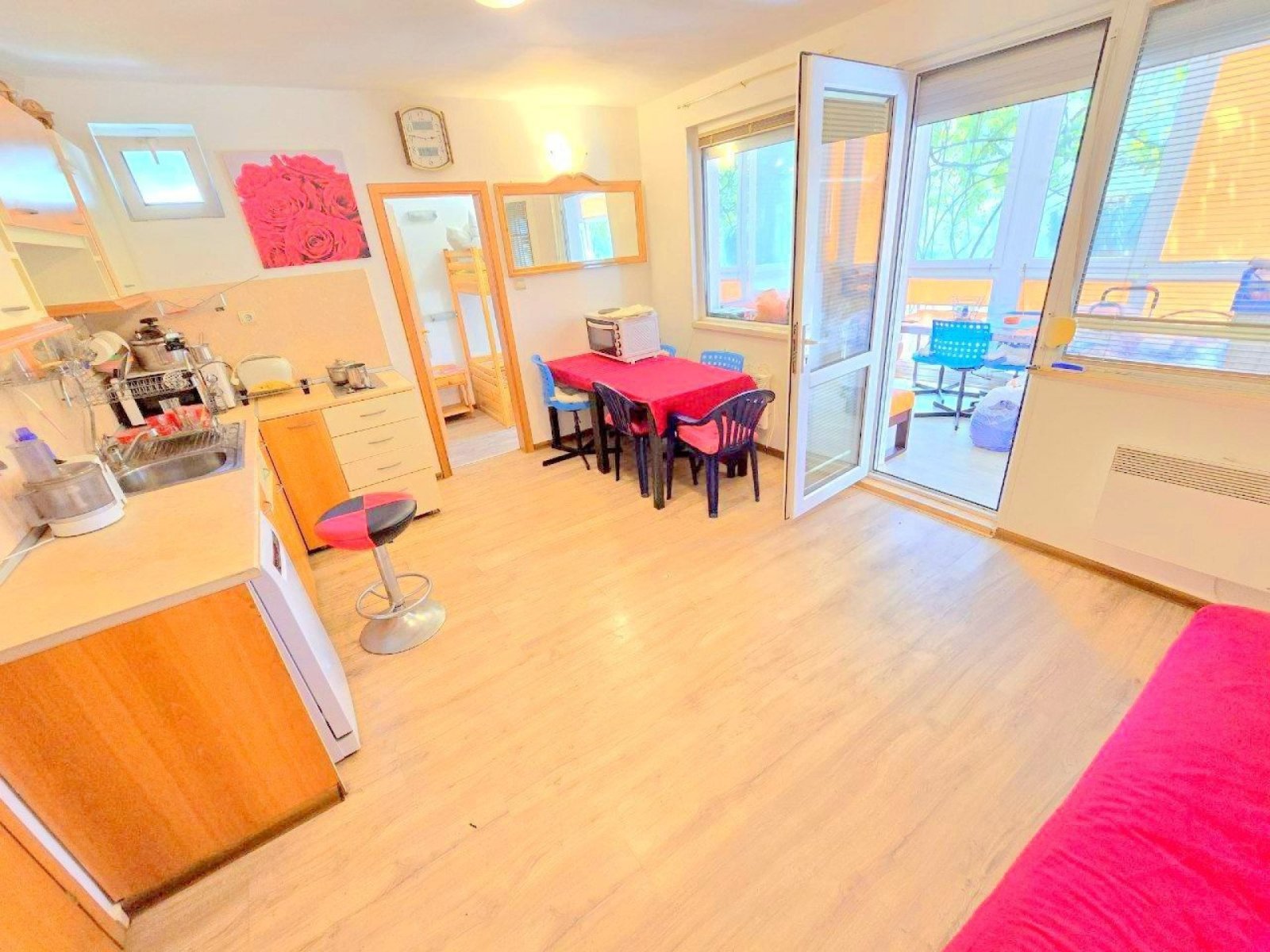 Dreizimmerwohnung mit 2 verglasten Terrassen und eigenem Rosengarten in Sweti Wlas, Bulgarien.“