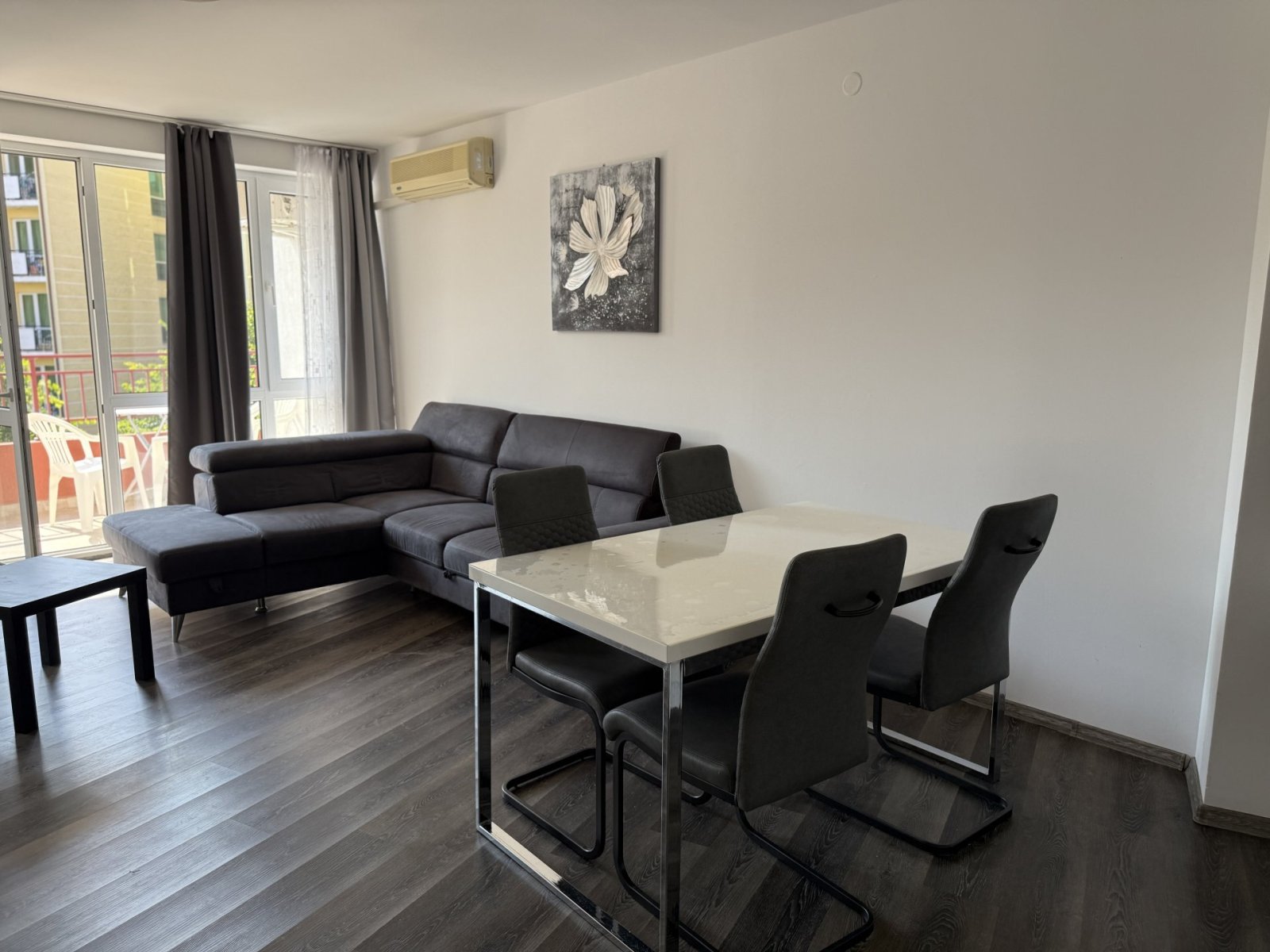 Ein-Zimmer-Wohnung mit separatem Schlafzimmer und Panoramablick auf das Meer im Privilege Fort Beach, Bulgarien.“