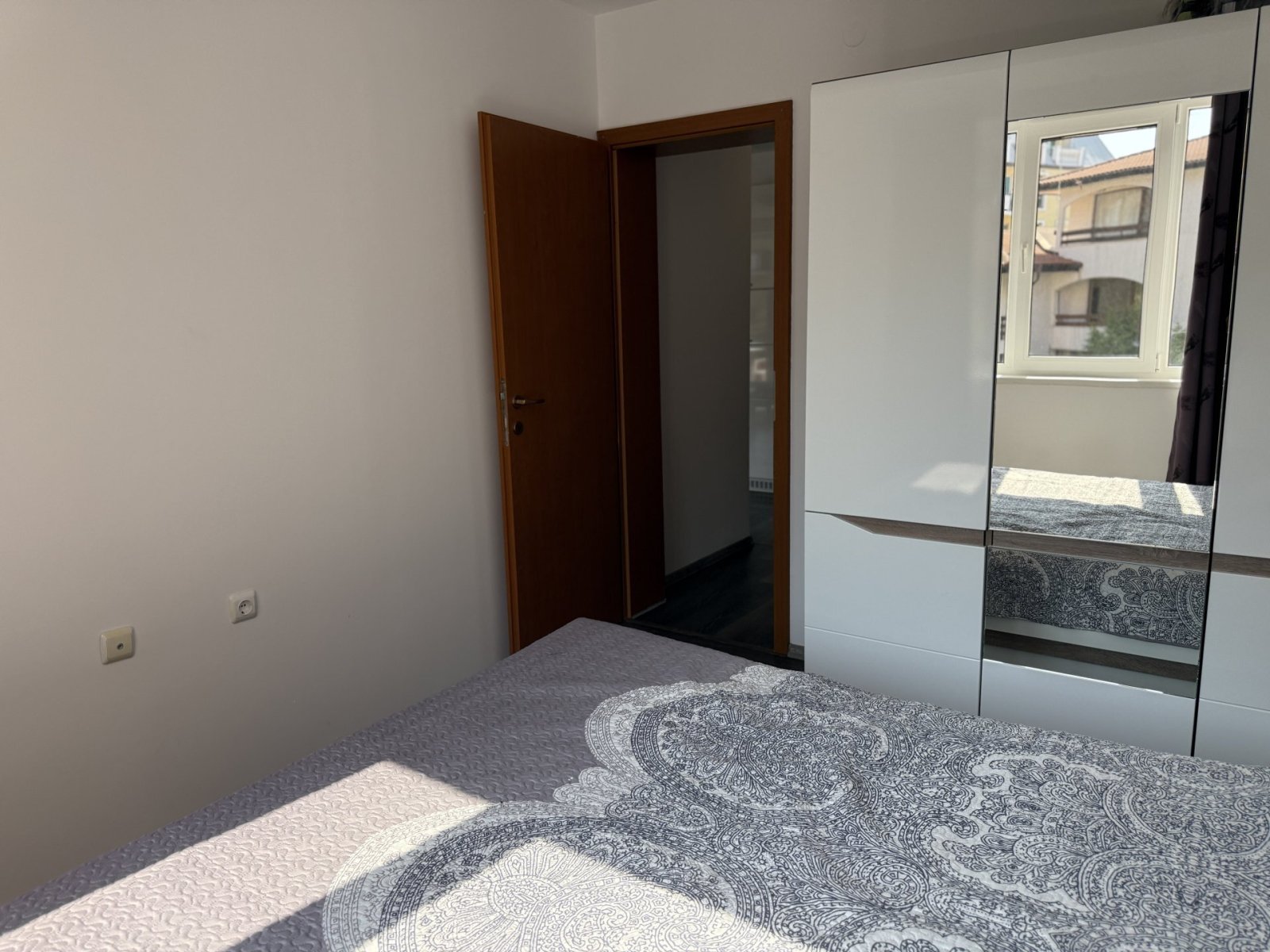 Ein-Zimmer-Wohnung mit separatem Schlafzimmer und Panoramablick auf das Meer im Privilege Fort Beach, Bulgarien.“