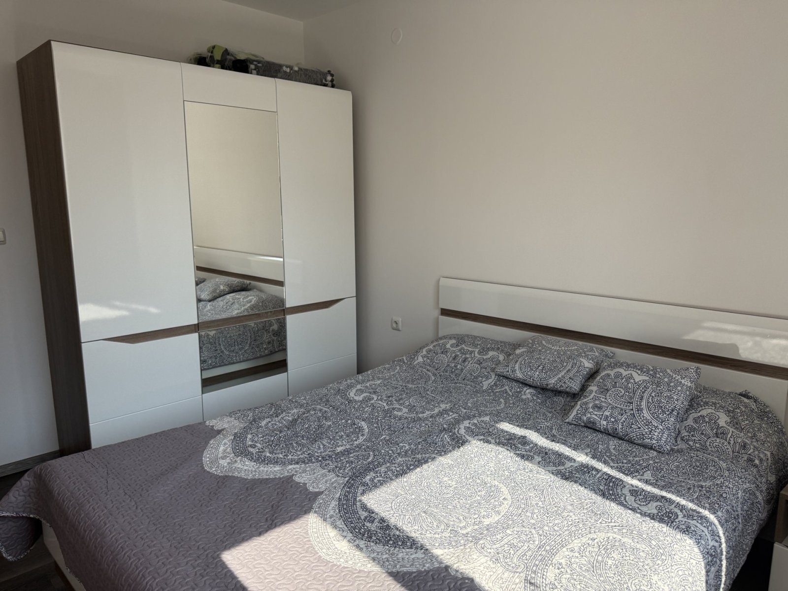 Ein-Zimmer-Wohnung mit separatem Schlafzimmer und Panoramablick auf das Meer im Privilege Fort Beach, Bulgarien.“