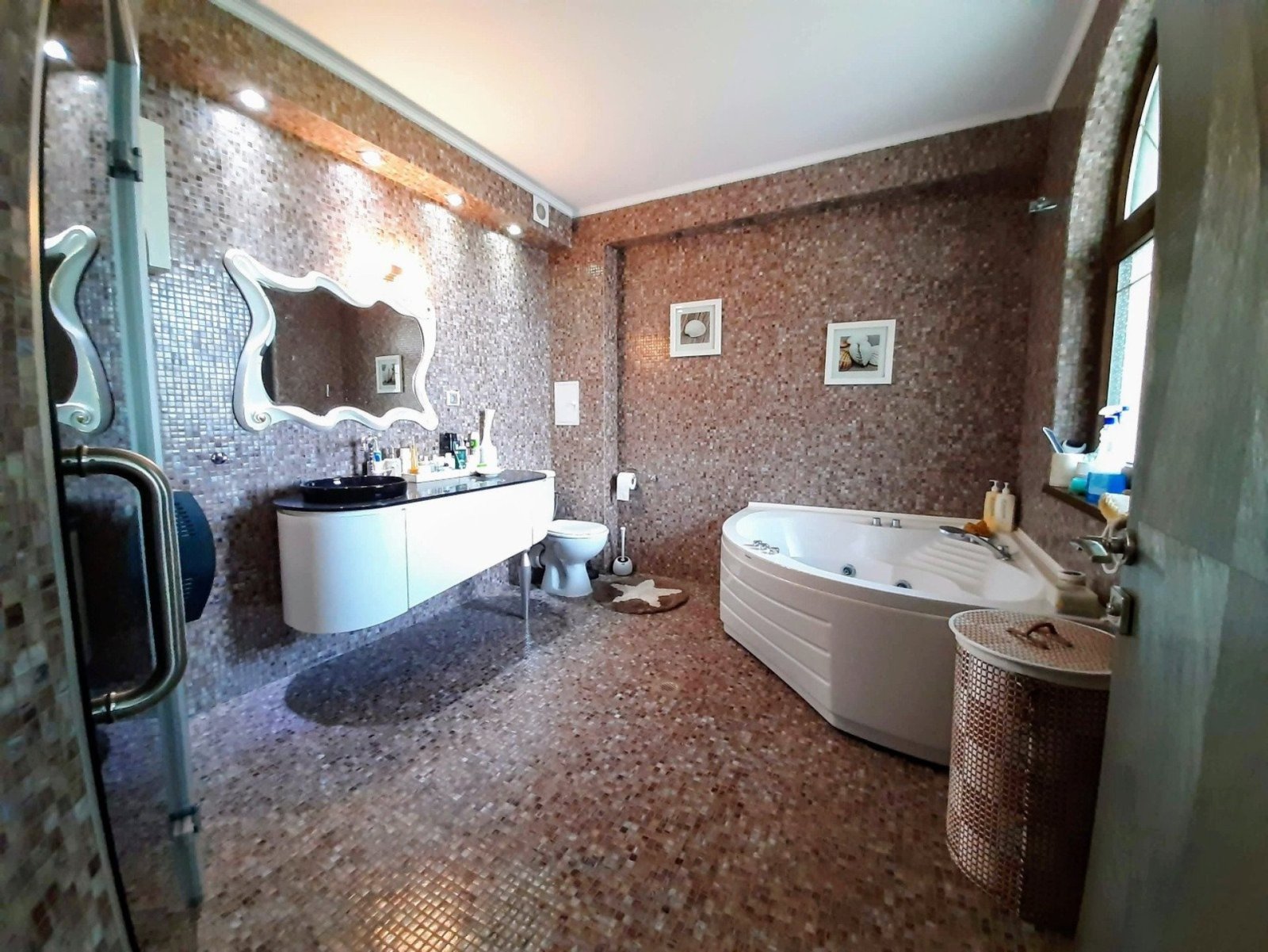 Einzigartiges, luxuriöses Maisonette-Apartment mit 4 Schlafzimmern, nur 300 m vom Strand entfernt, im Komplex Esteban in Nessebar, Bulgarien.“