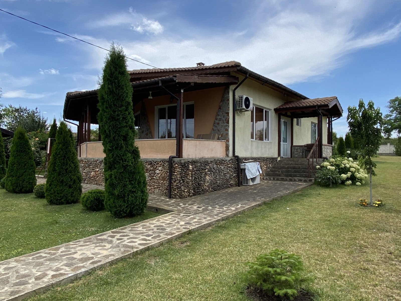 Einfamilienhaus mit Pool und Garten im Dorf Slaveevo Dobrich Bulgarien