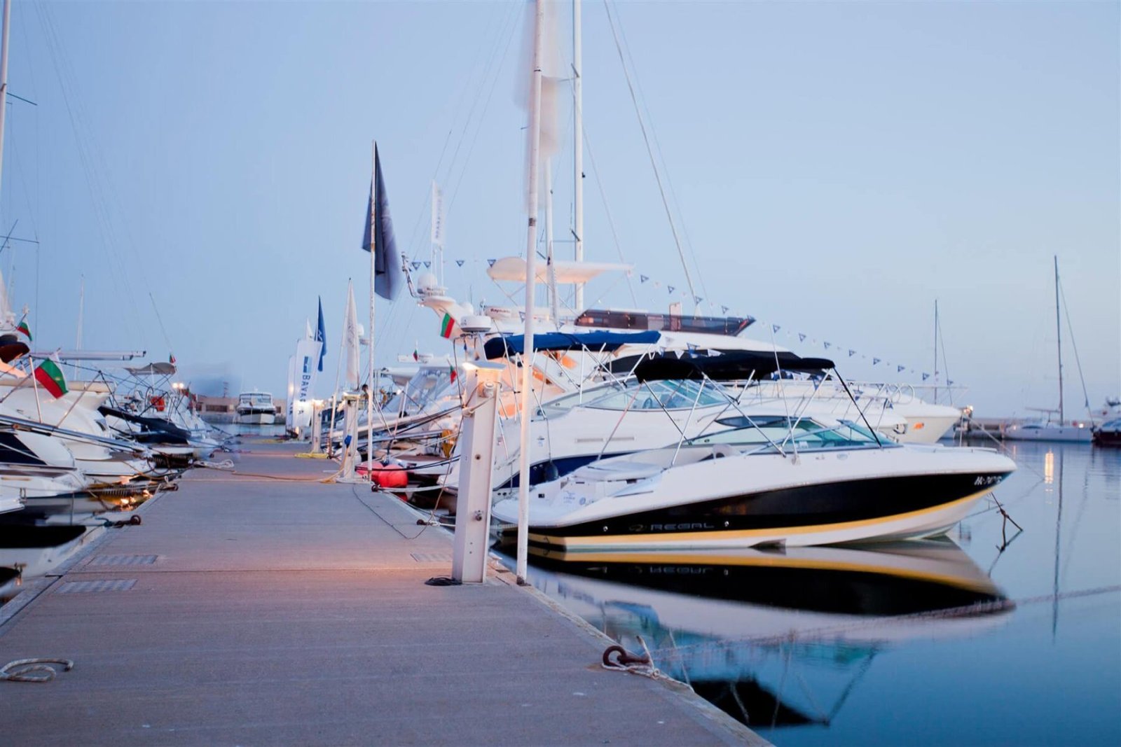 2-Zimmer-Wohnung mit 67 m² in erster Meereslinie im Komplex Privilege Fort Beach in Sveti Vlas, Bulgarien.