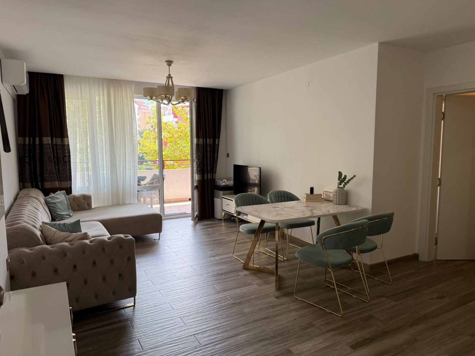 2-Zimmer-Wohnung mit 67 m² in erster Meereslinie im Komplex Privilege Fort Beach in Sveti Vlas, Bulgarien.