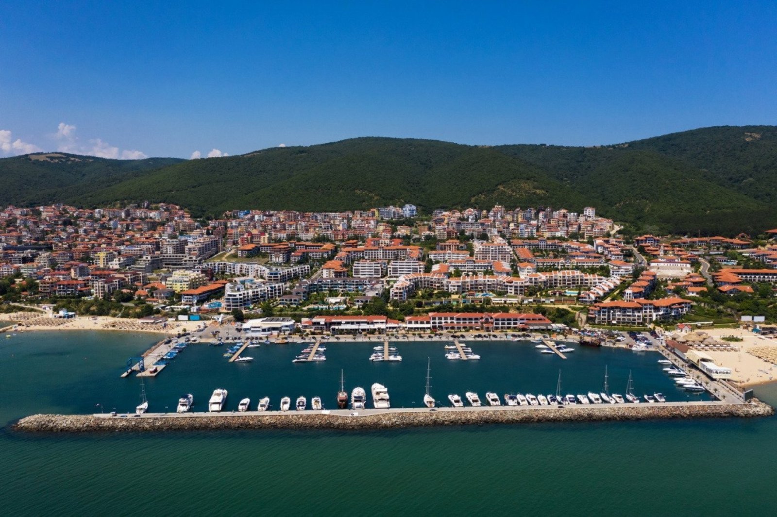 2-Zimmer-Wohnung mit 67 m² in erster Meereslinie im Komplex Privilege Fort Beach in Sveti Vlas, Bulgarien.