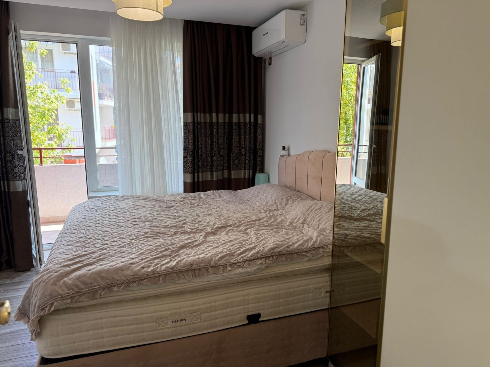 2-Zimmer-Wohnung mit 67 m² in erster Meereslinie im Komplex Privilege Fort Beach in Sveti Vlas, Bulgarien.
