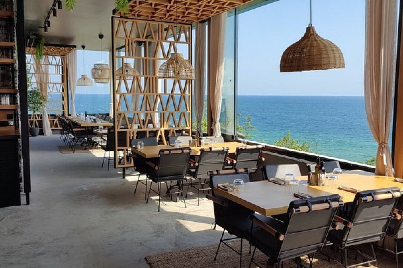 2-Zimmer-Wohnung mit 67 m² in erster Meereslinie im Komplex Privilege Fort Beach in Sveti Vlas, Bulgarien.