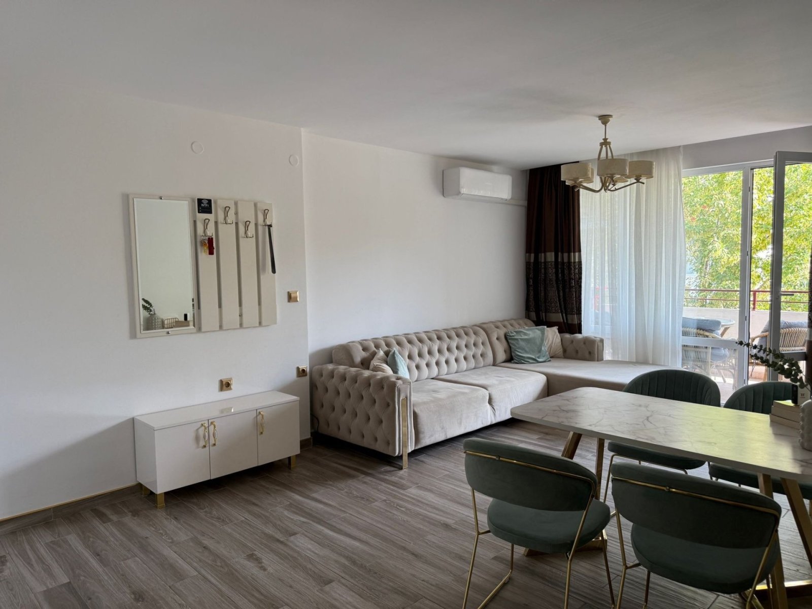 2-Zimmer-Wohnung mit 67 m² in erster Meereslinie im Komplex Privilege Fort Beach in Sveti Vlas, Bulgarien.