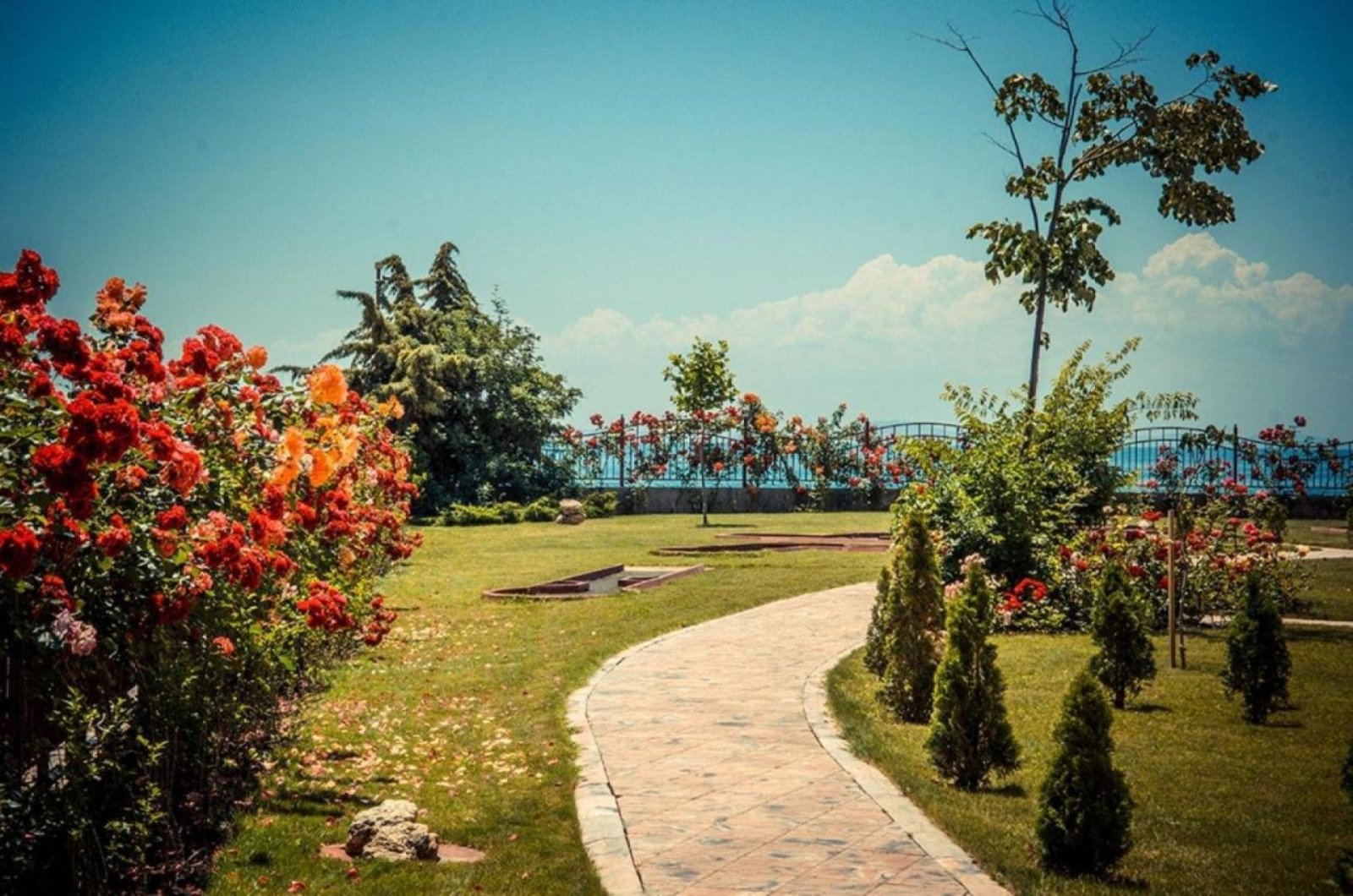 2-Zimmer-Wohnung mit 67 m² in erster Meereslinie im Komplex Privilege Fort Beach in Sveti Vlas, Bulgarien.