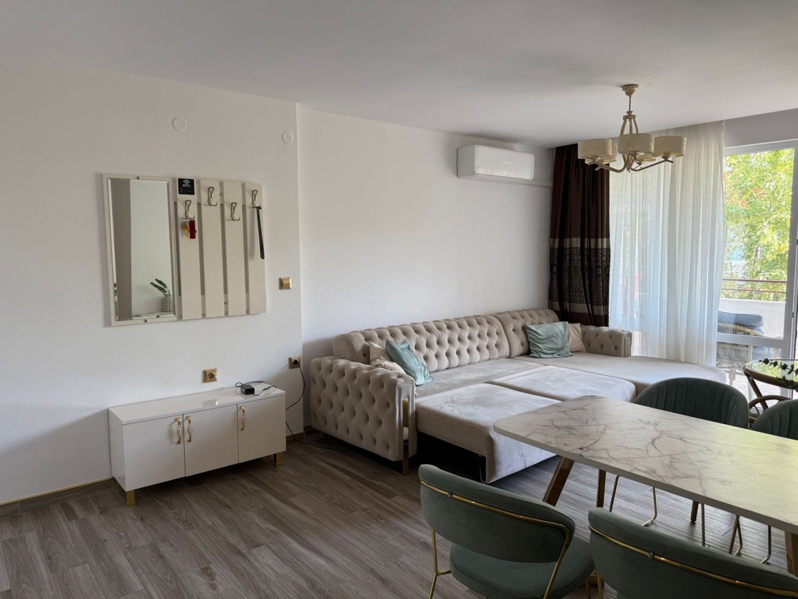 2-Zimmer-Wohnung mit 67 m² in erster Meereslinie im Komplex Privilege Fort Beach in Sveti Vlas, Bulgarien.