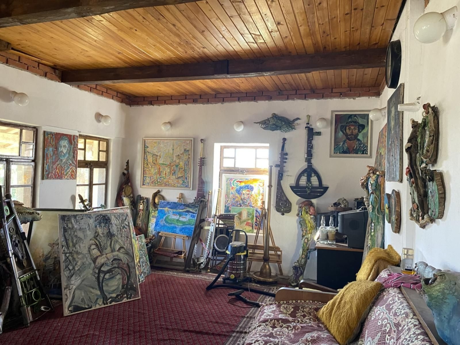 Zwei Häuser in einem Hof ​​im malerischen Dorf Lozarevo, Gemeinde Sungurlare.