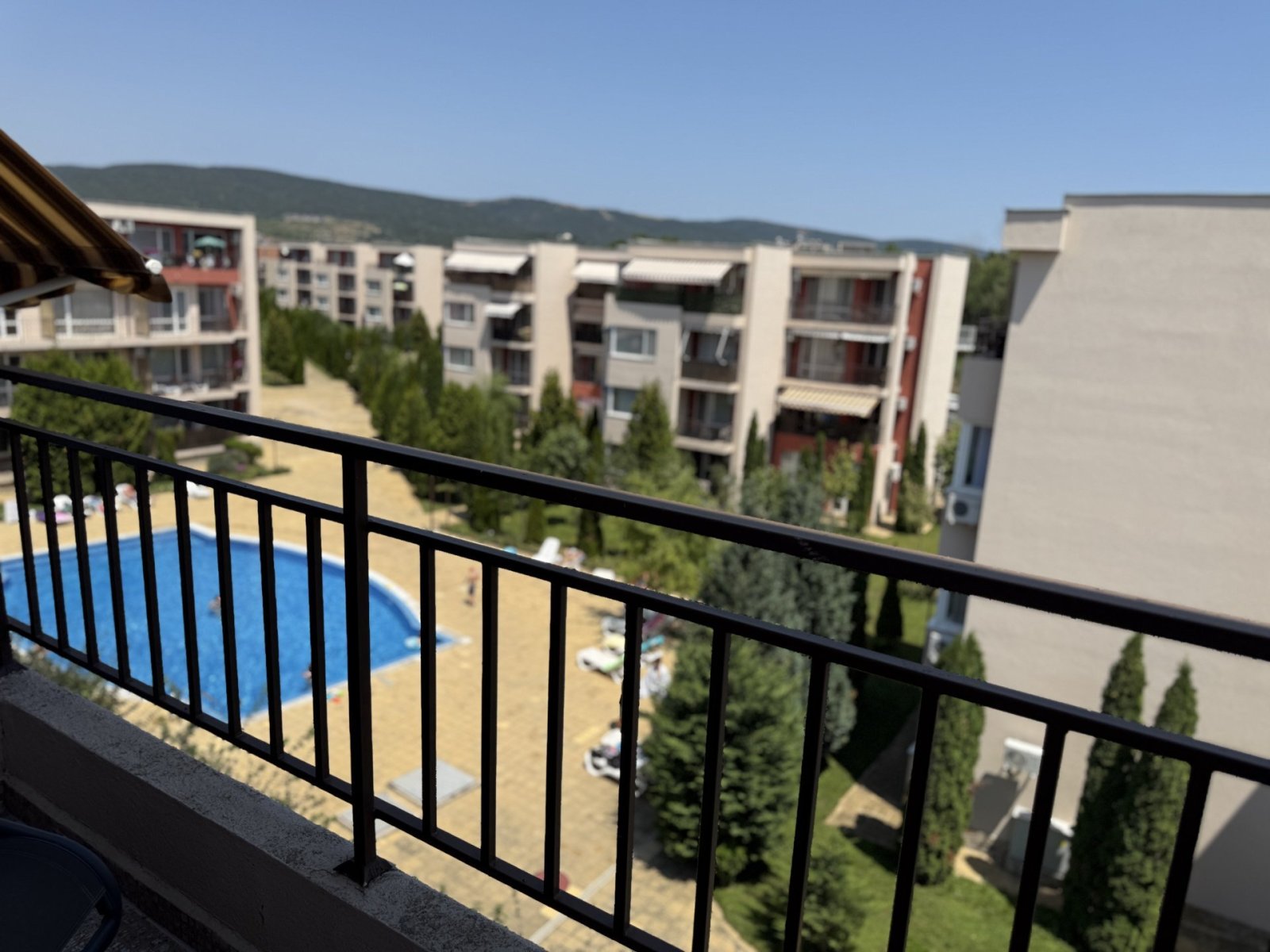 Gemütliches Studio-Apartment mit Blick auf die Berge im Komplex Holiday Fort Club, gelegen im Ferienort Sonnenstrand, Bulgarien.