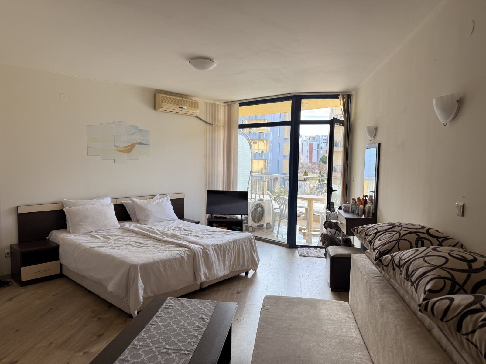 Studio-Apartment nur 300 m vom Strand entfernt im Komplex Rainbow 1, gelegen im Ferienort Sonnenstrand, Bulgarien.