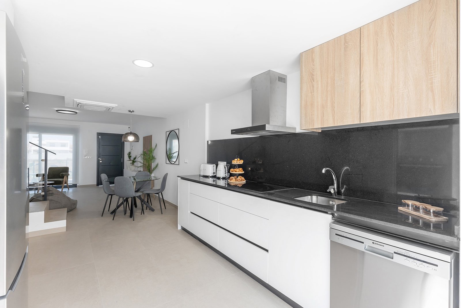 Moderne Stadthäuser, private Terrassen und Pool, Rafal