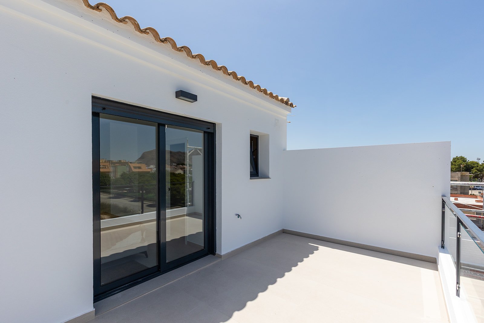 Moderne Stadthäuser, private Terrassen und Pool, Rafal