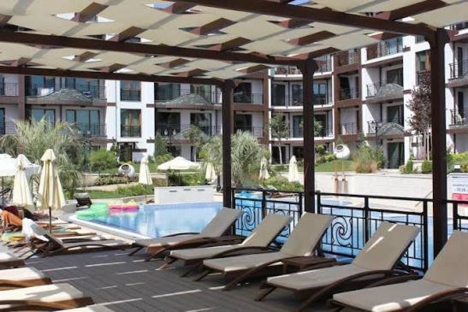 Dreizimmerwohnung mit wunderschönem Meerblick in erster Meereslinie – Pomorie, Komplex Boutique Rose Gardens, Bulgarien.