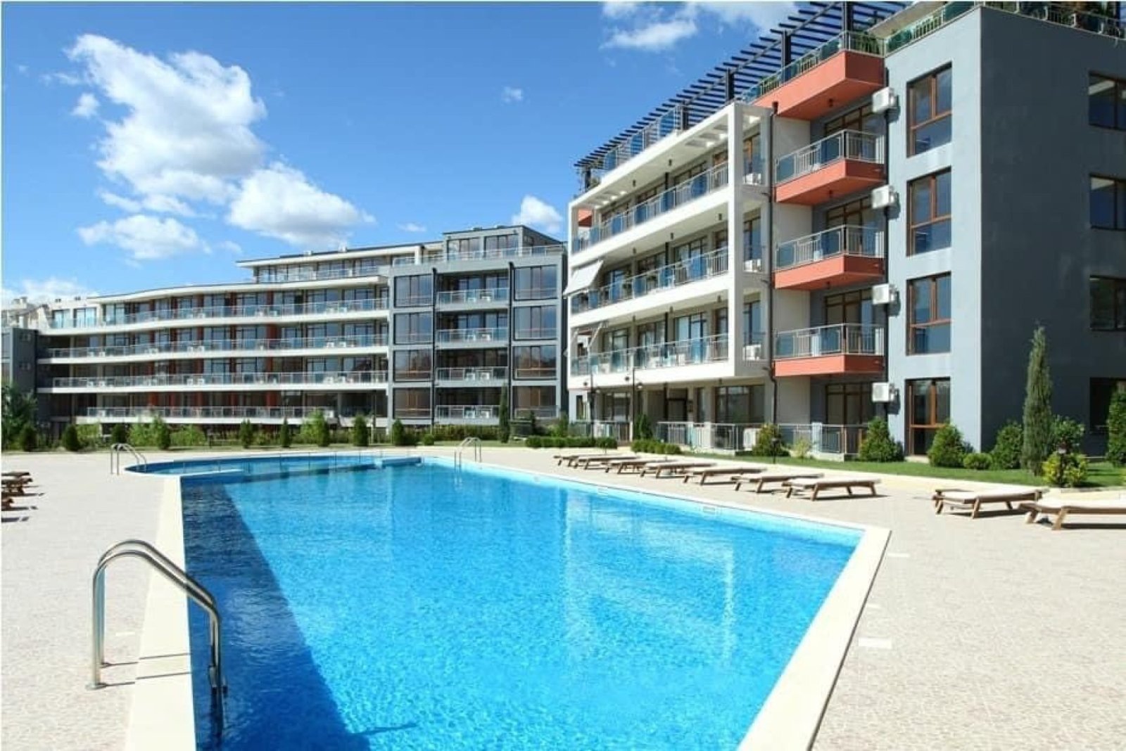 Zwei-Zimmer-Wohnung nur 100 m vom Meer entfernt im prestigeträchtigen Komplex Sun Wave in Sveti Vlas, Bulgarien.
