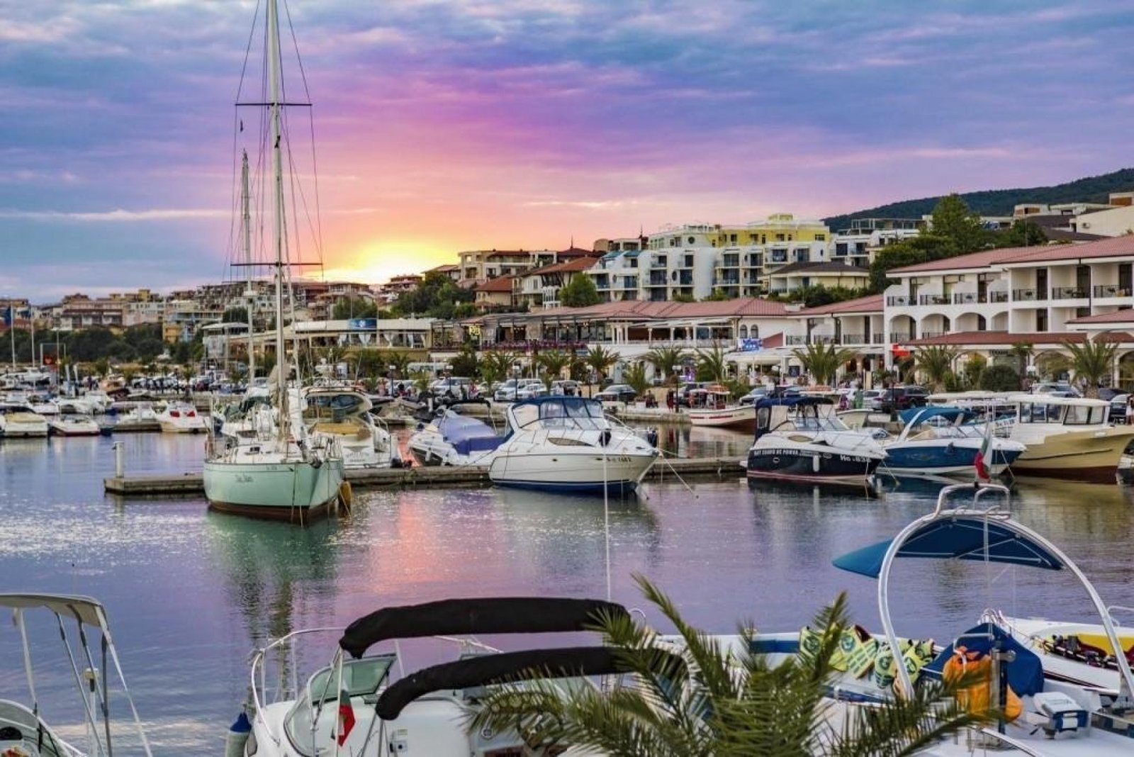 Zwei-Zimmer-Wohnung nur 100 m vom Meer entfernt im prestigeträchtigen Komplex Sun Wave in Sveti Vlas, Bulgarien.