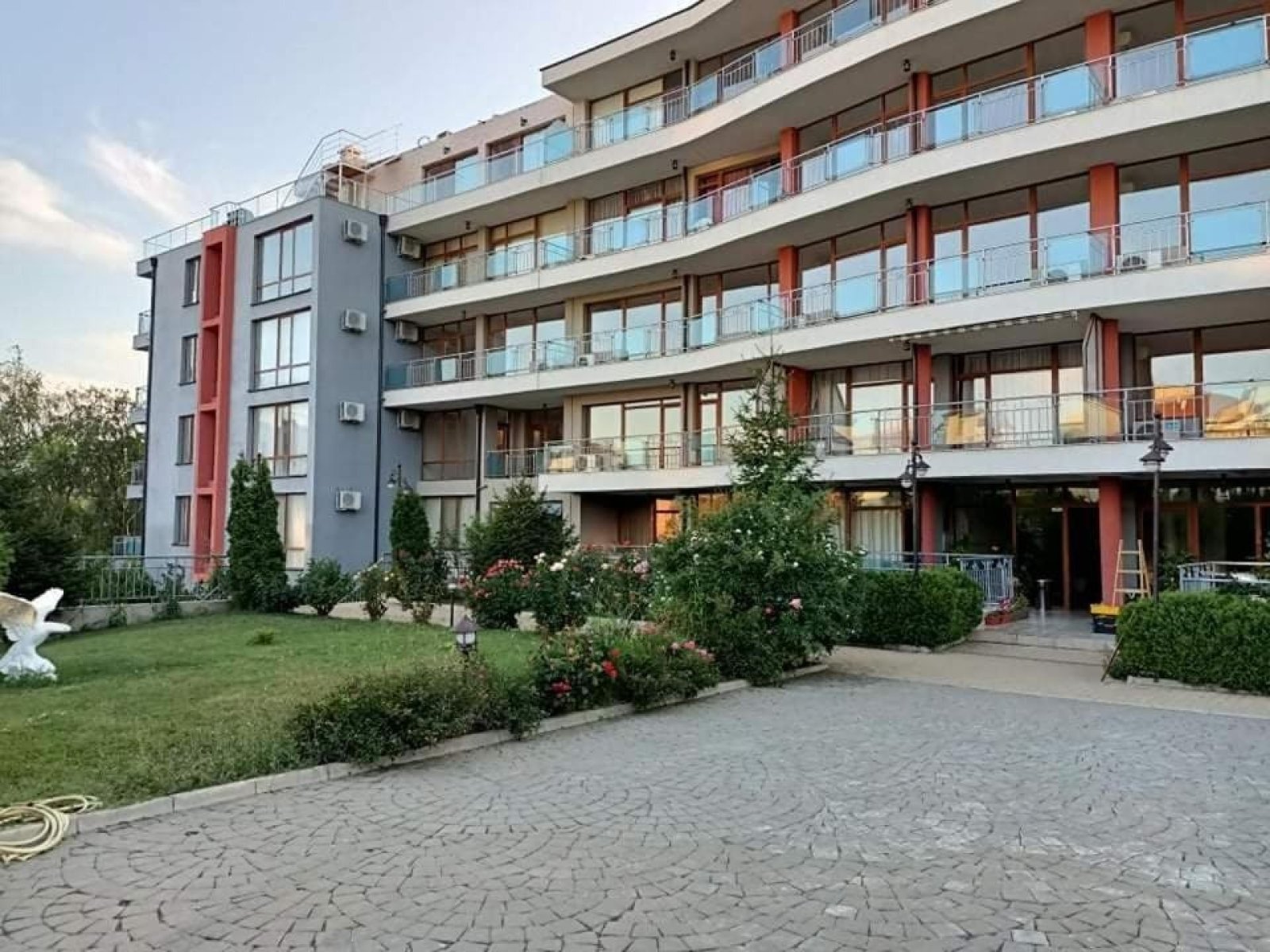 Zwei-Zimmer-Wohnung nur 100 m vom Meer entfernt im prestigeträchtigen Komplex Sun Wave in Sveti Vlas, Bulgarien.