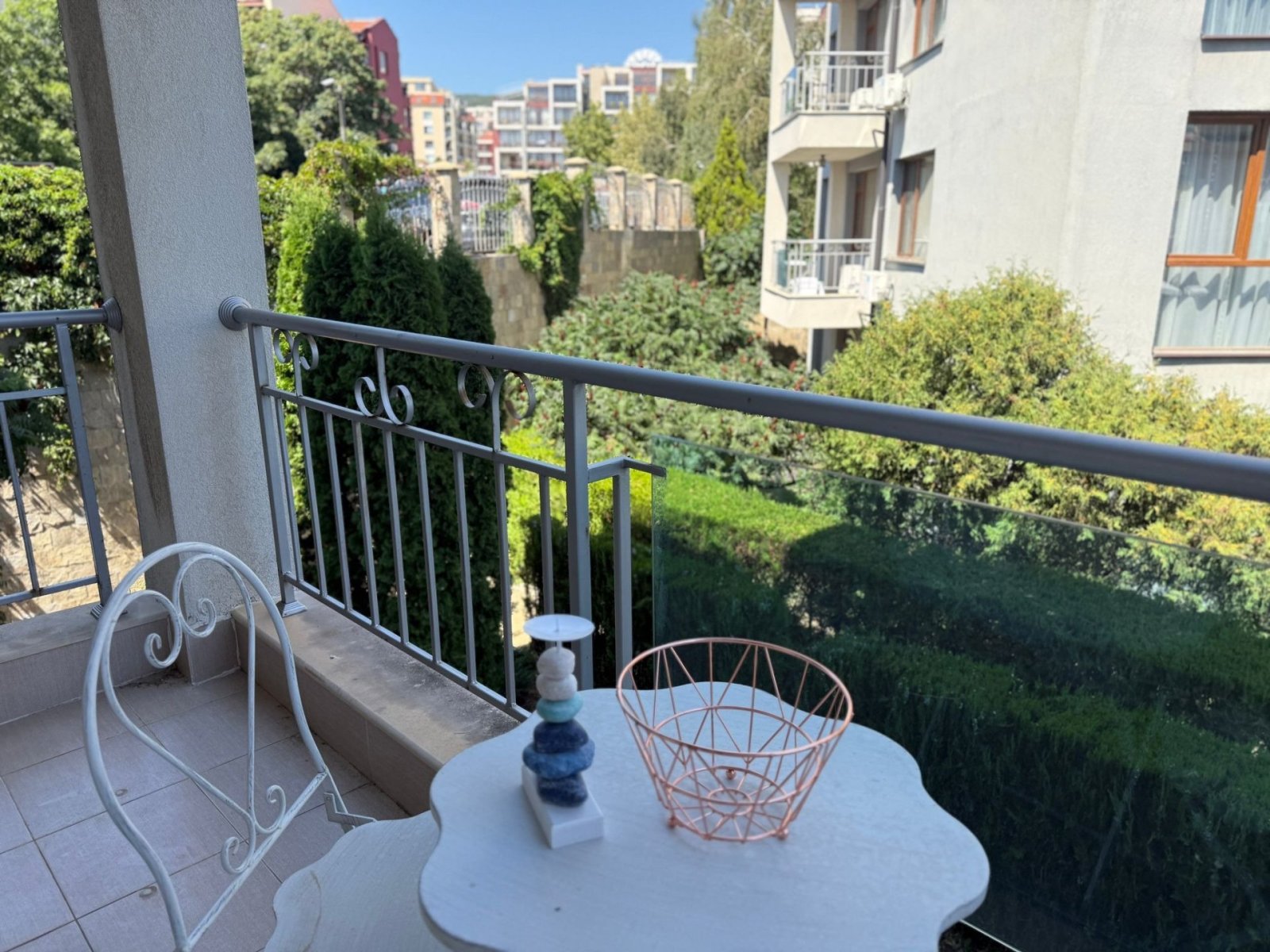 Zwei-Zimmer-Wohnung nur 100 m vom Meer entfernt im prestigeträchtigen Komplex Sun Wave in Sveti Vlas, Bulgarien.