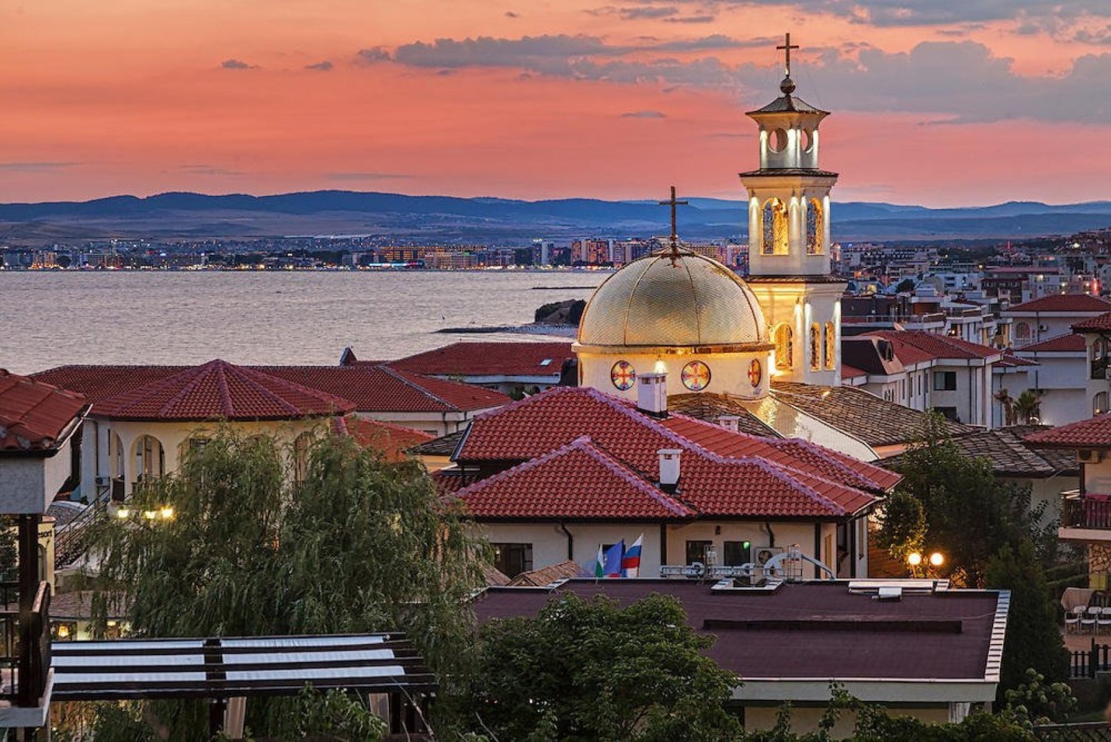Zwei-Zimmer-Wohnung nur 100 m vom Meer entfernt im prestigeträchtigen Komplex Sun Wave in Sveti Vlas, Bulgarien.