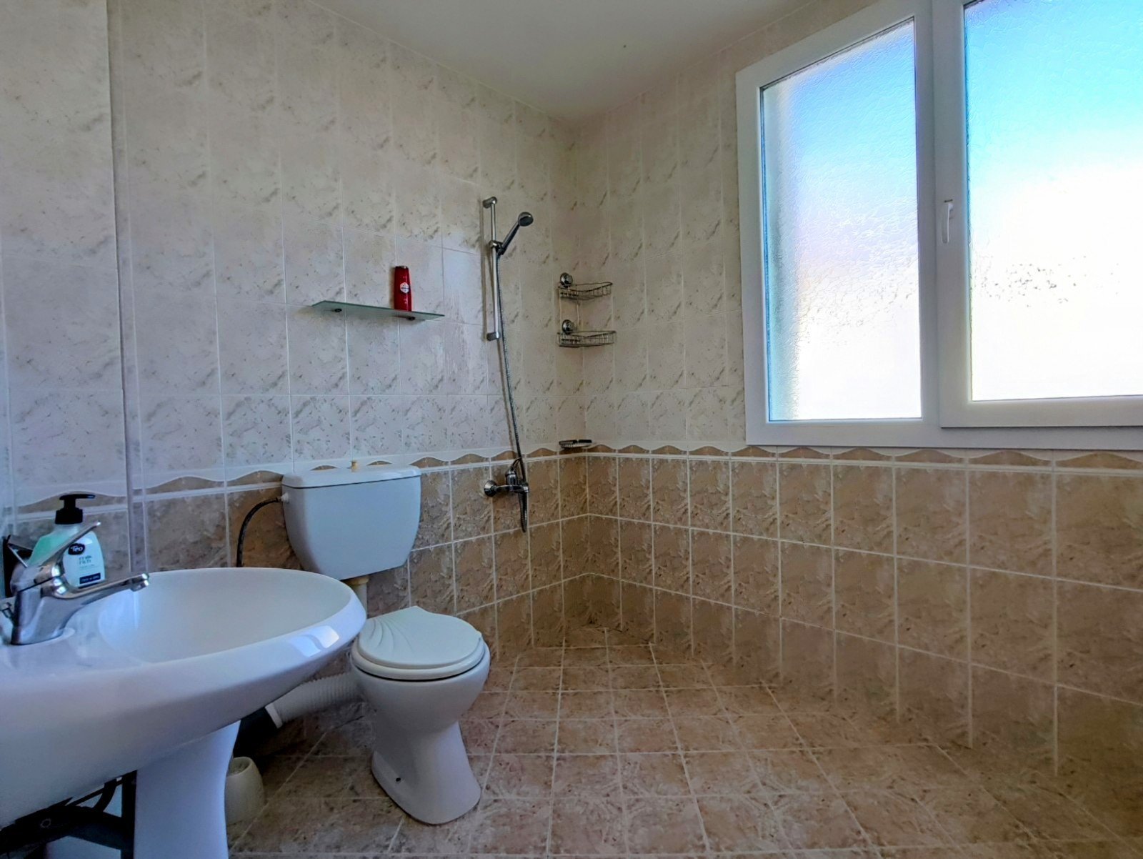 Dreistöckiges Haus in Ravda, Bulgarien